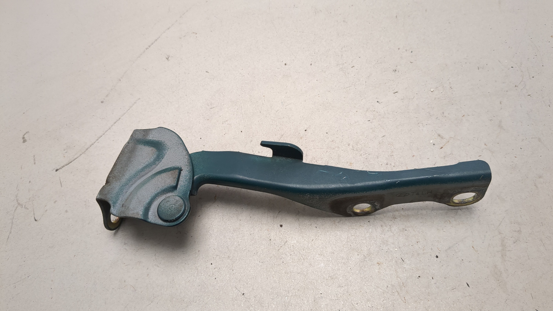 Петля капота левая