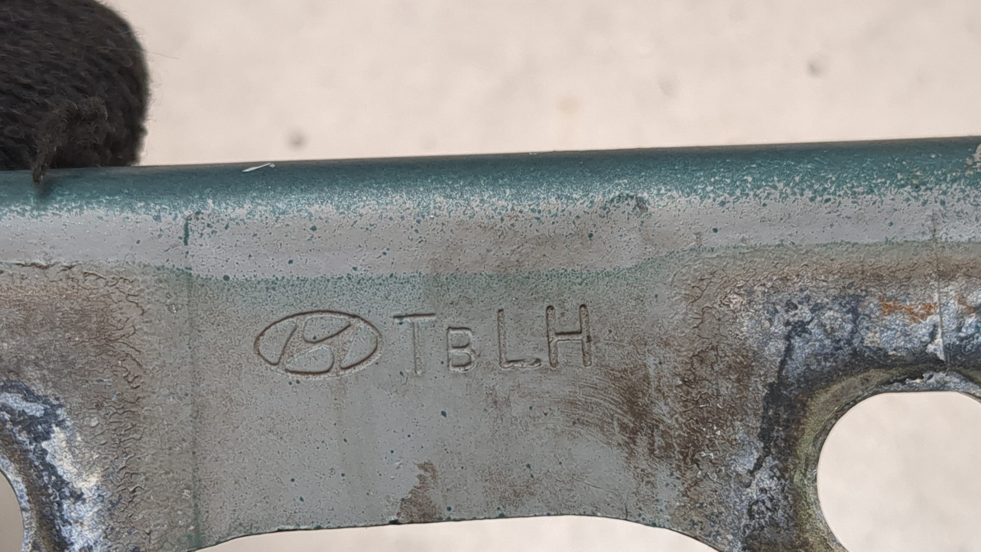 Петля капота левая