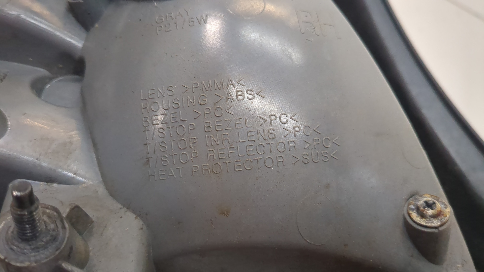 Фонарь задний правый