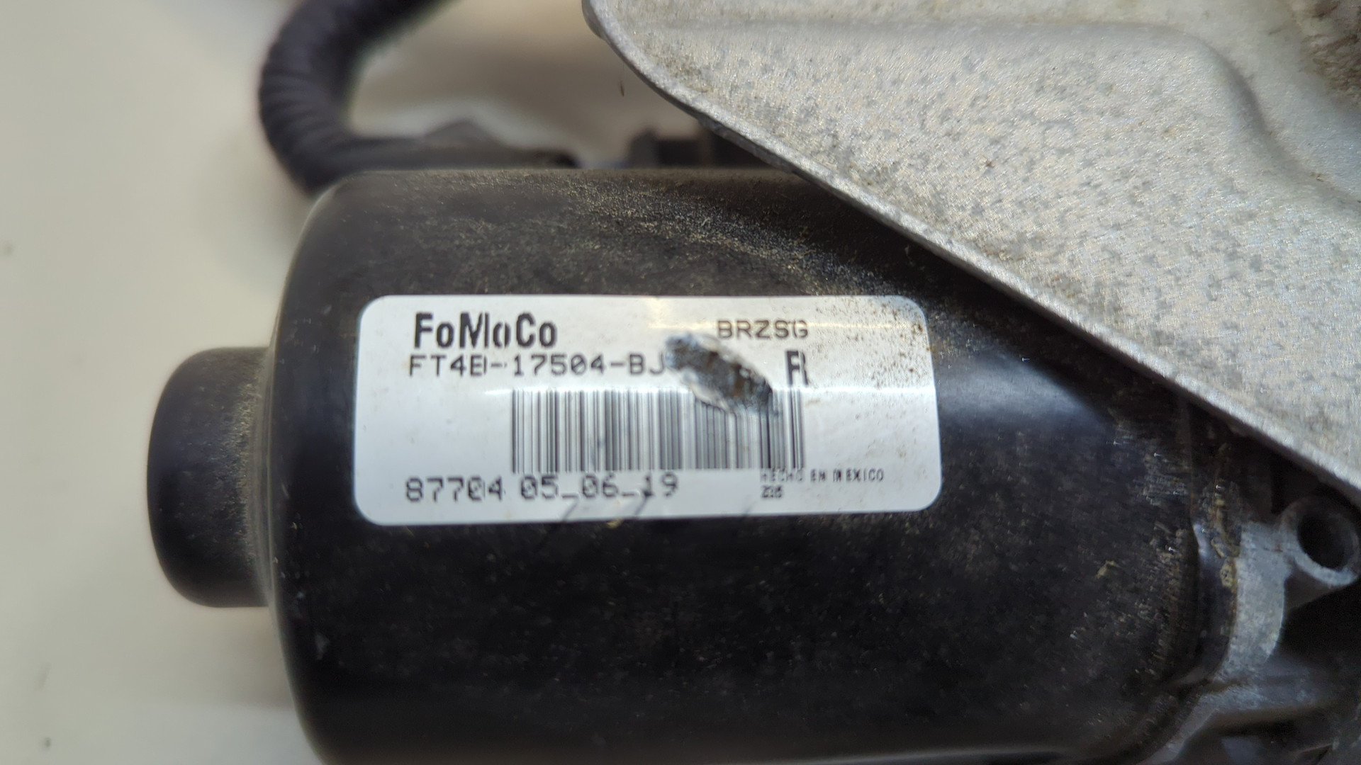 Моторчик стеклоочистителя передний