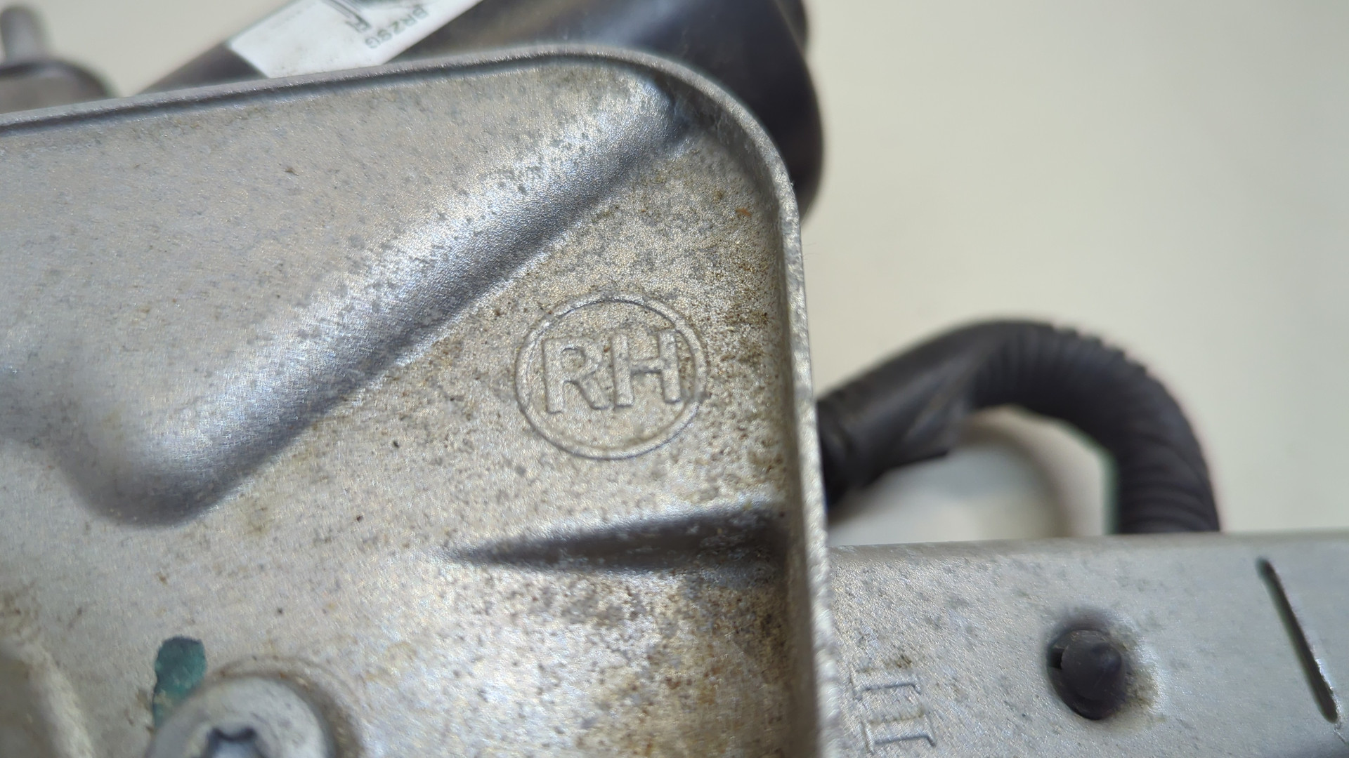 Моторчик стеклоочистителя передний