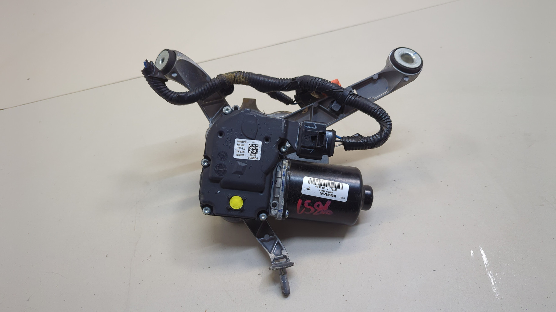 Моторчик стеклоочистителя передний