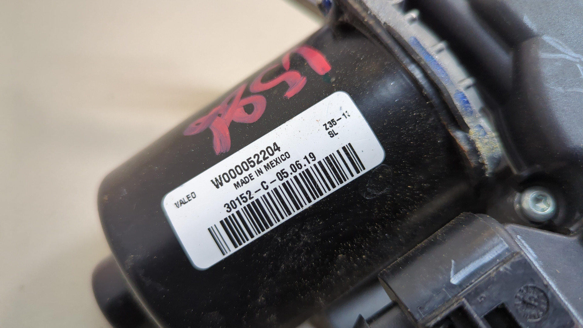 Моторчик стеклоочистителя передний