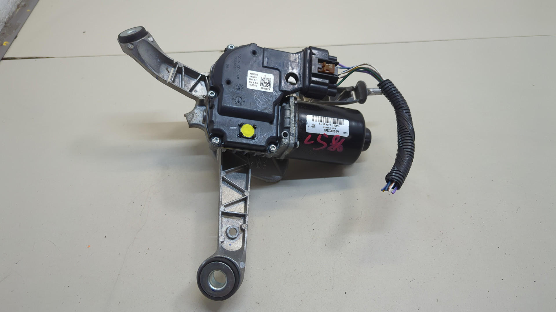 Моторчик стеклоочистителя передний