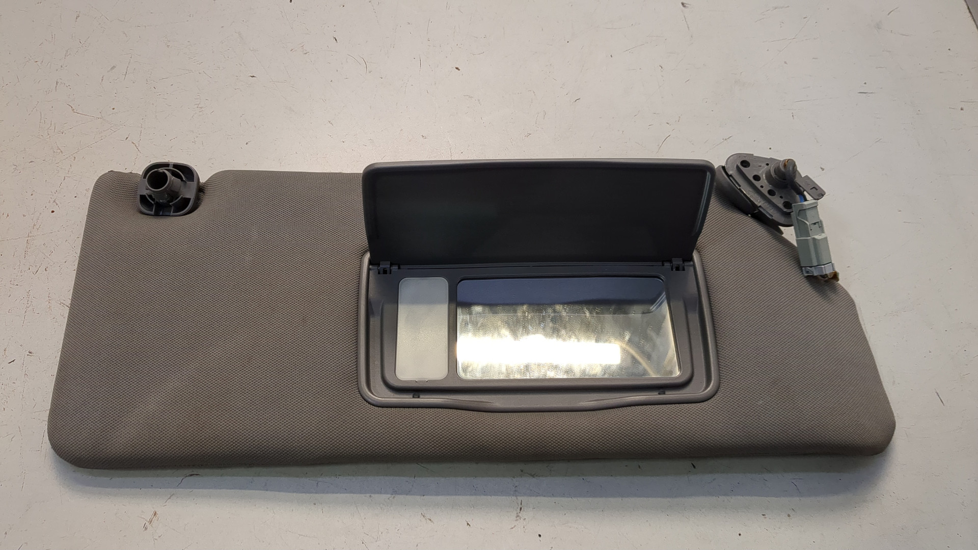 Козырек солнцезащитный