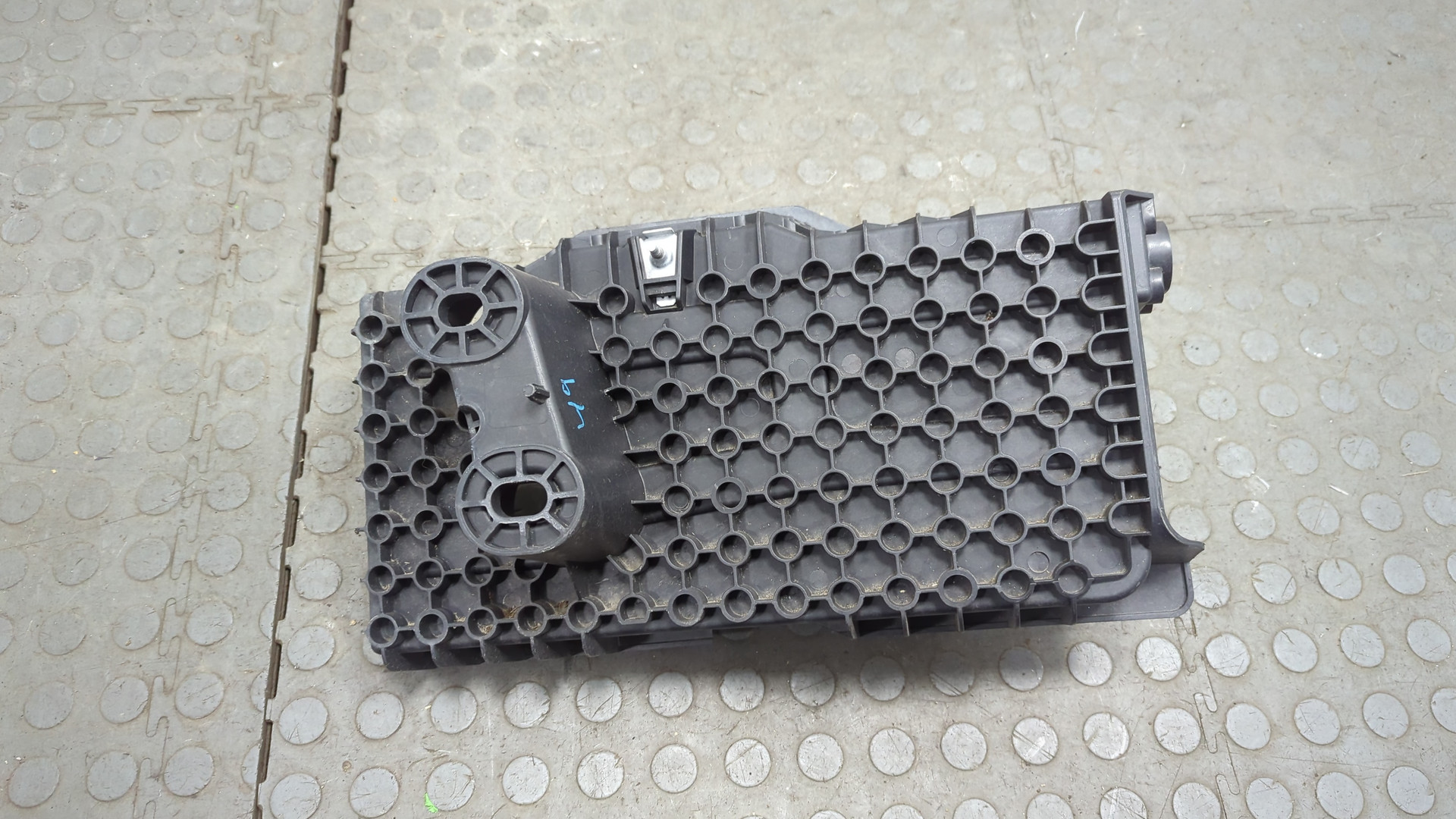 Площадка под аккумулятор (АКБ)