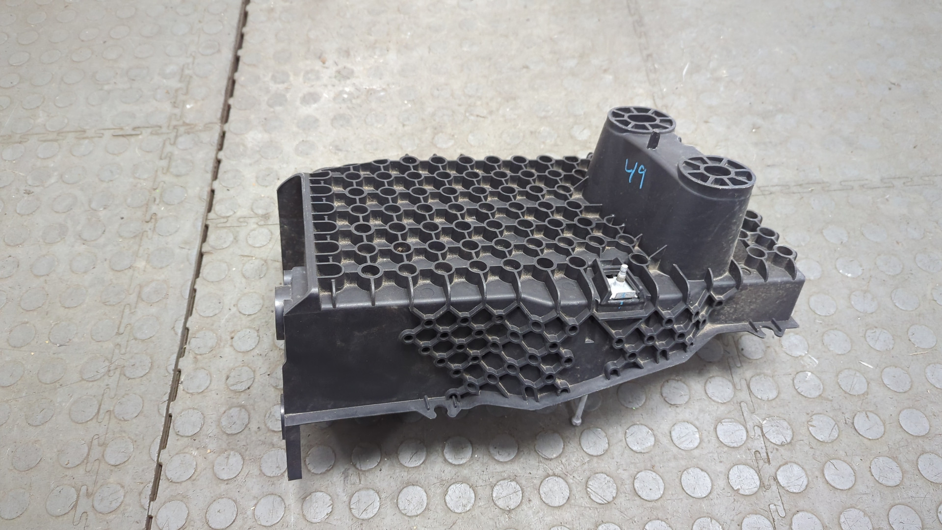 Площадка под аккумулятор (АКБ)