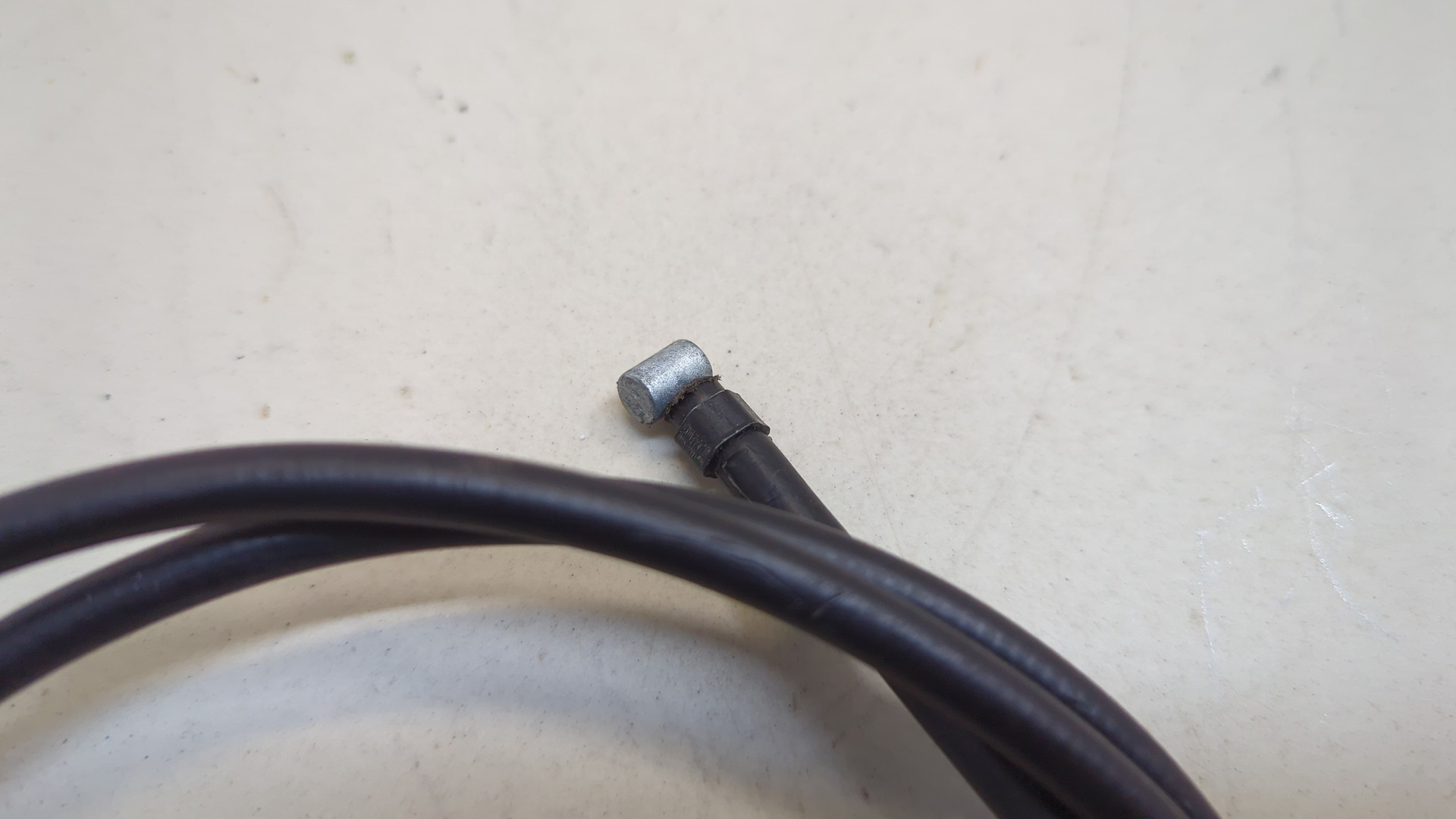 Трос открывания капота