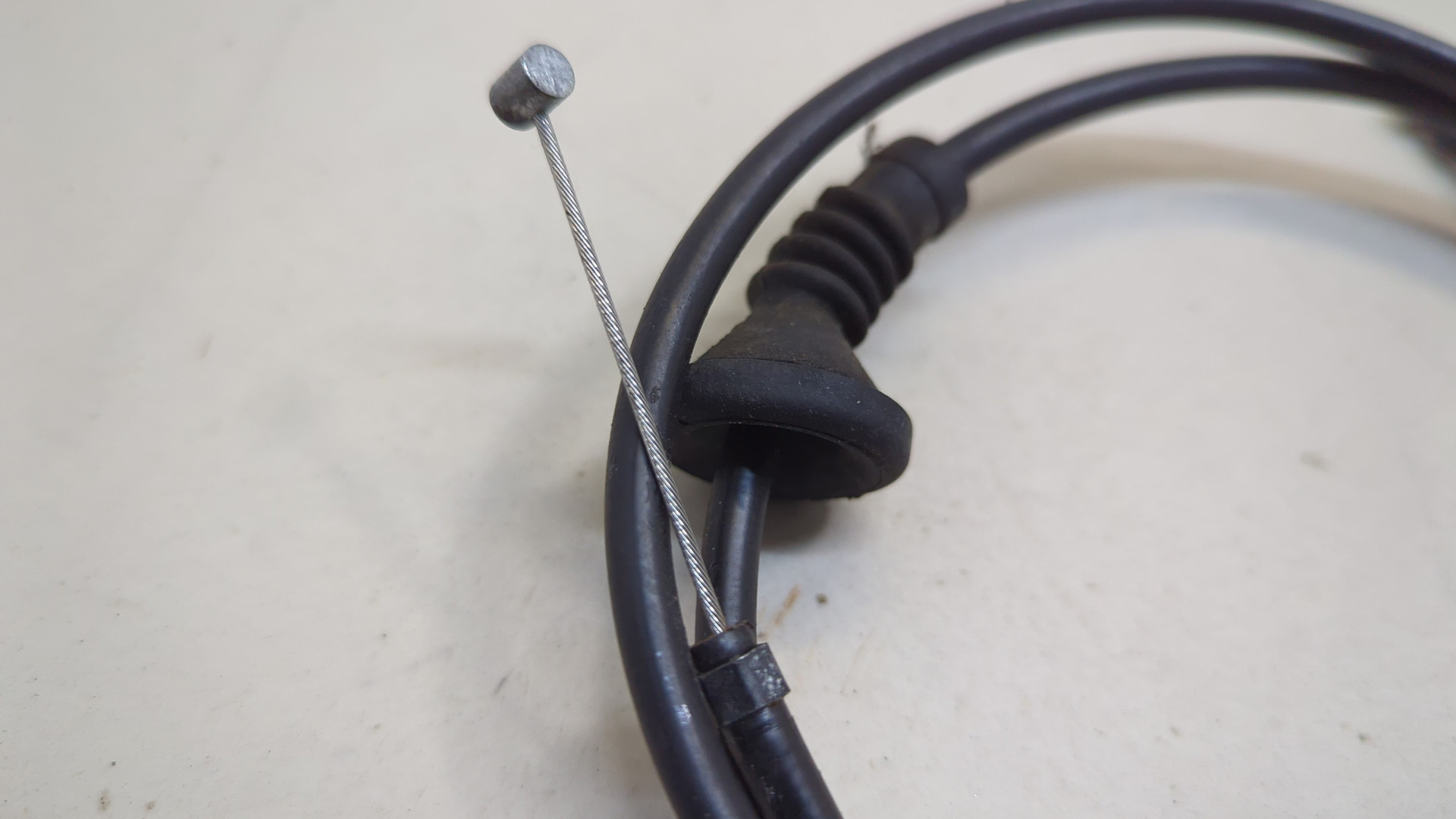 Трос открывания капота