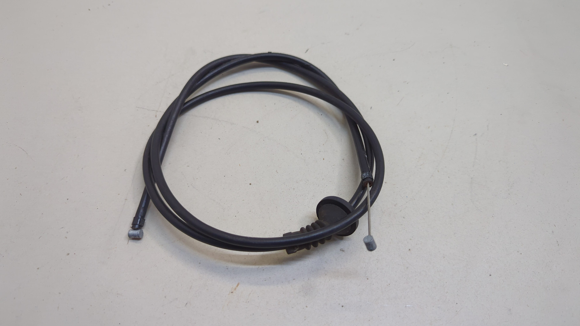 Трос открывания капота