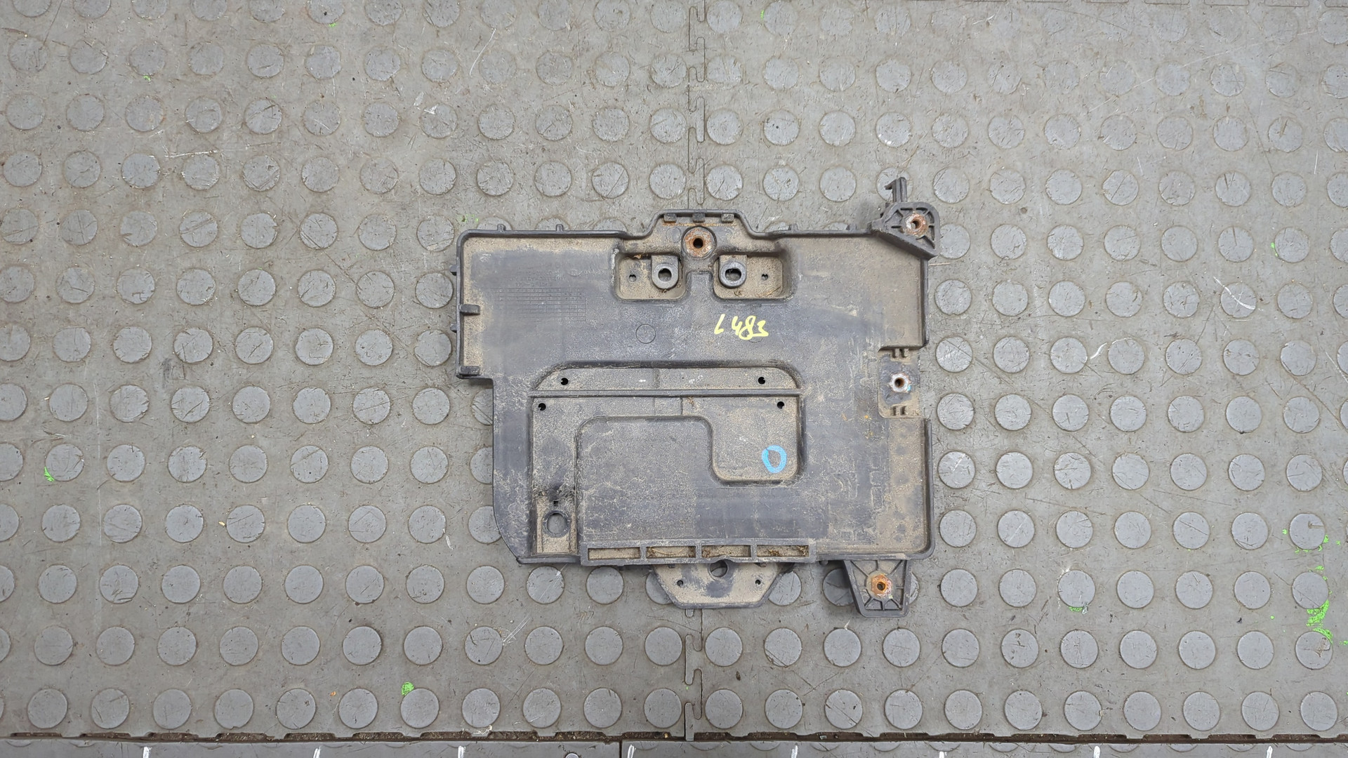 Площадка под аккумулятор (АКБ)