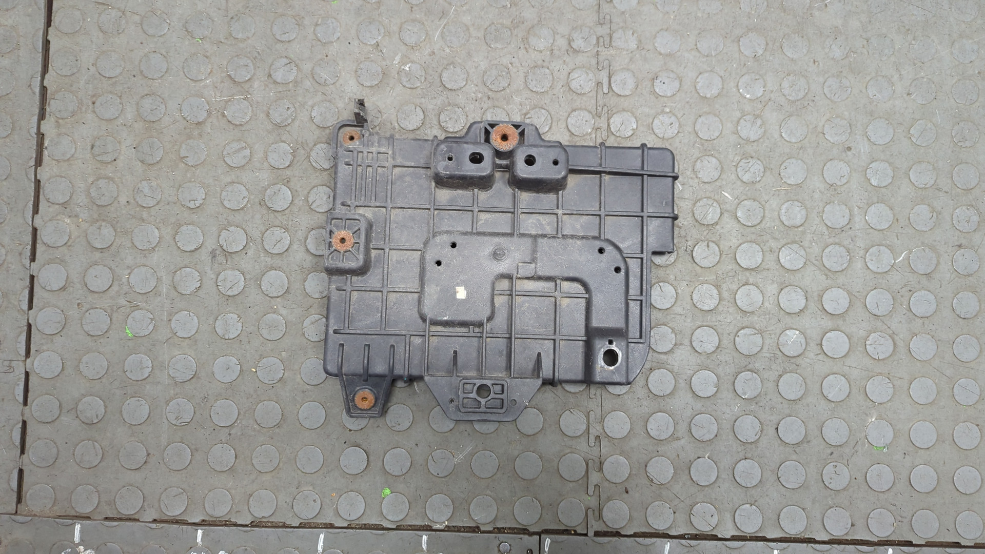 Площадка под аккумулятор (АКБ)