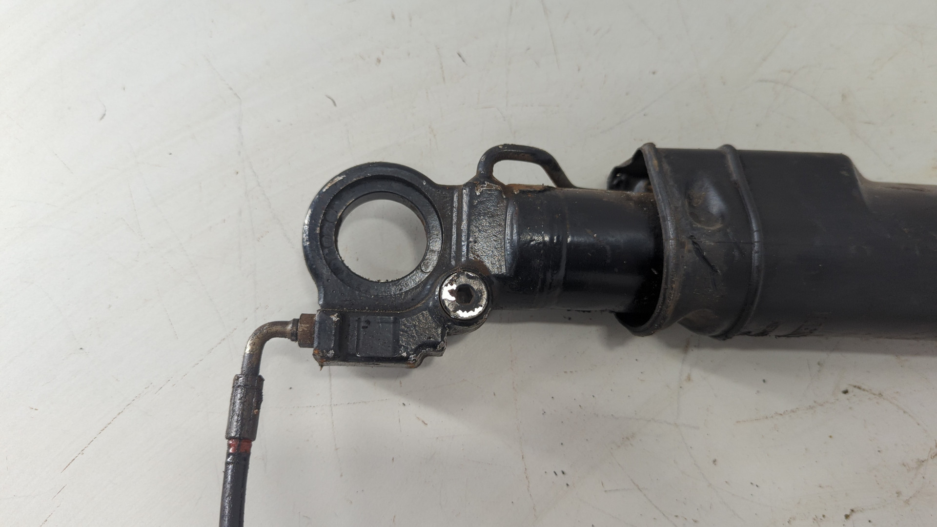 Рабочий цилиндр подъема кабины