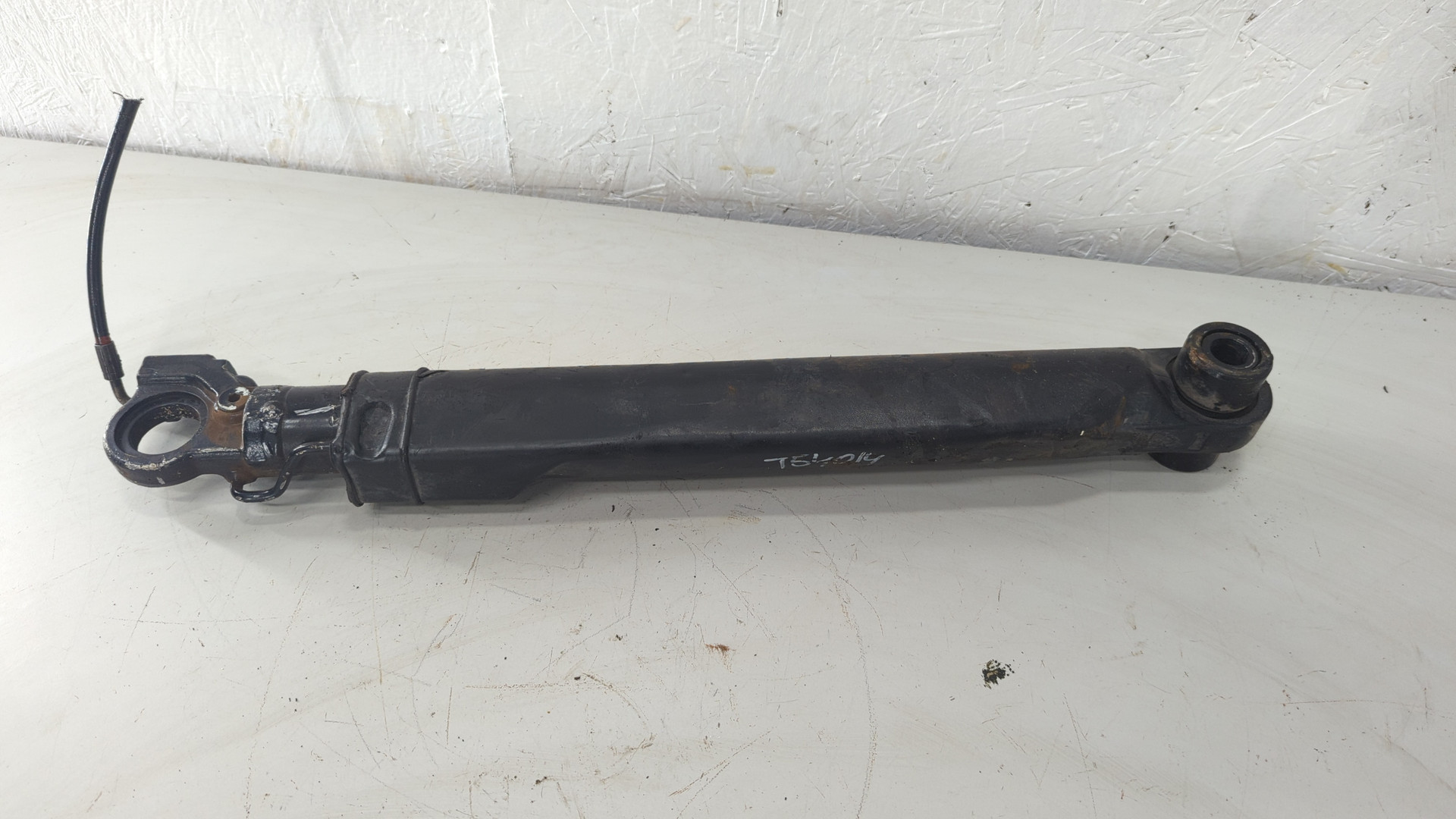 Рабочий цилиндр подъема кабины