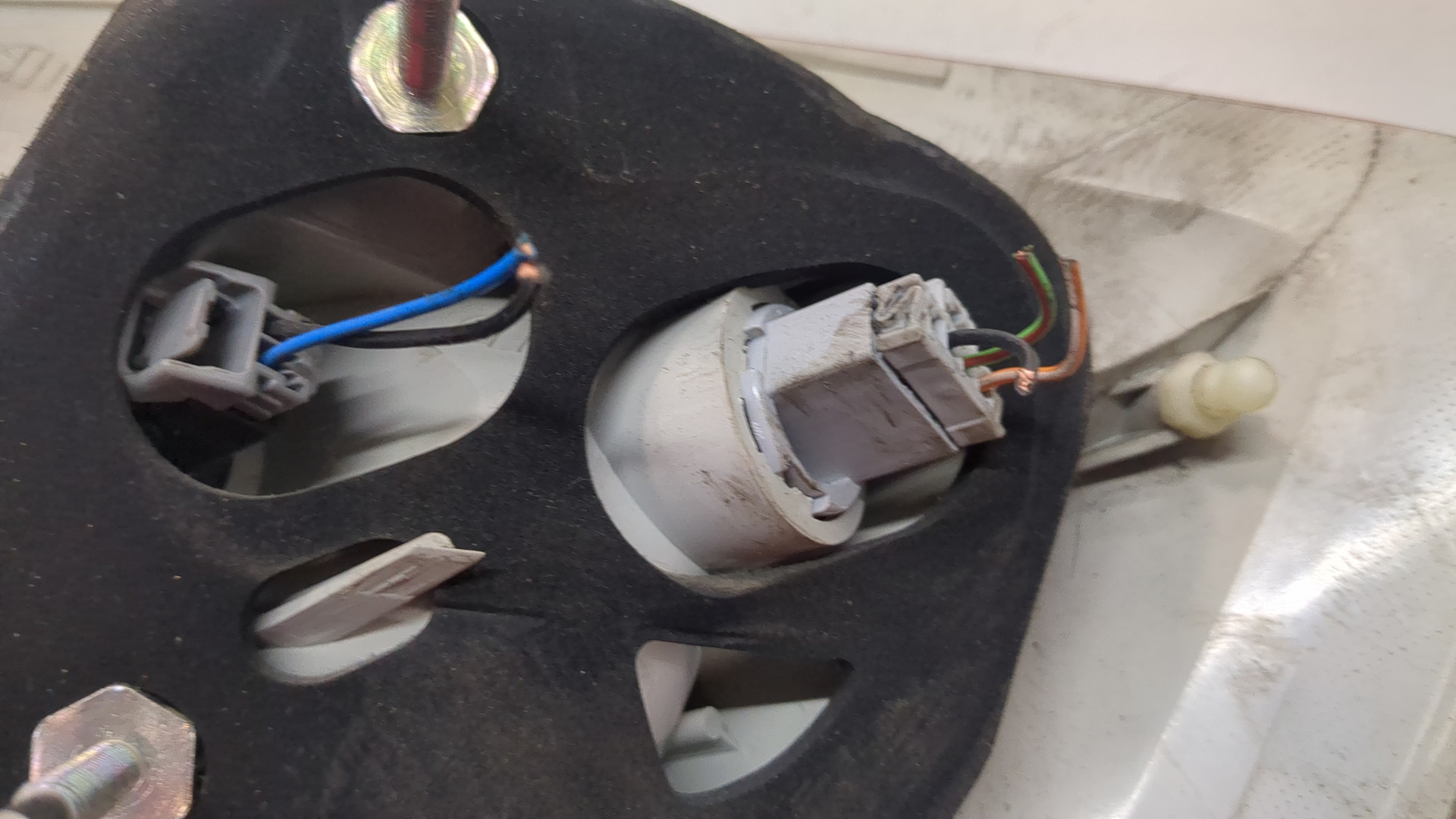 Фонарь задний левый