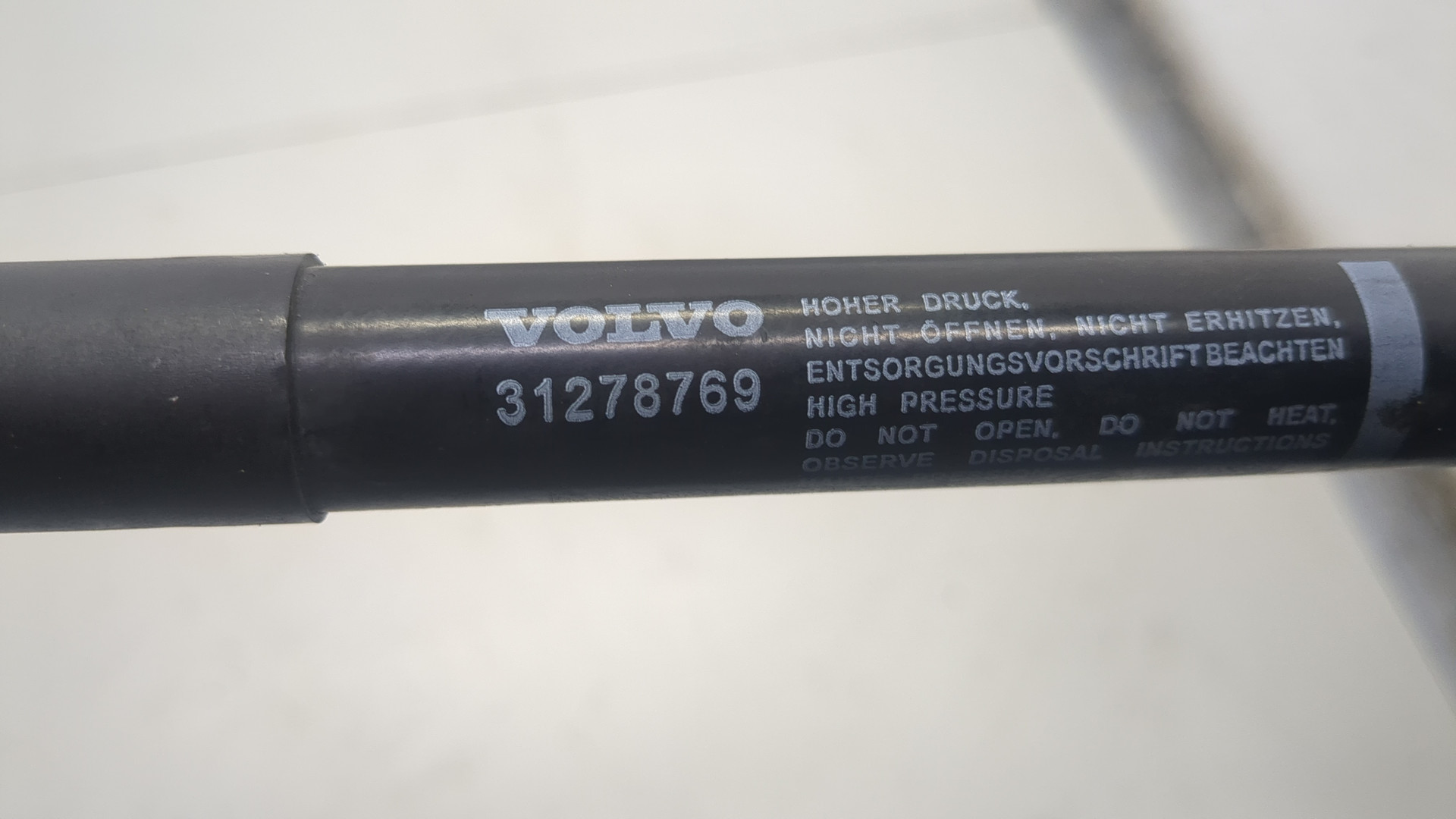 Амортизатор капота