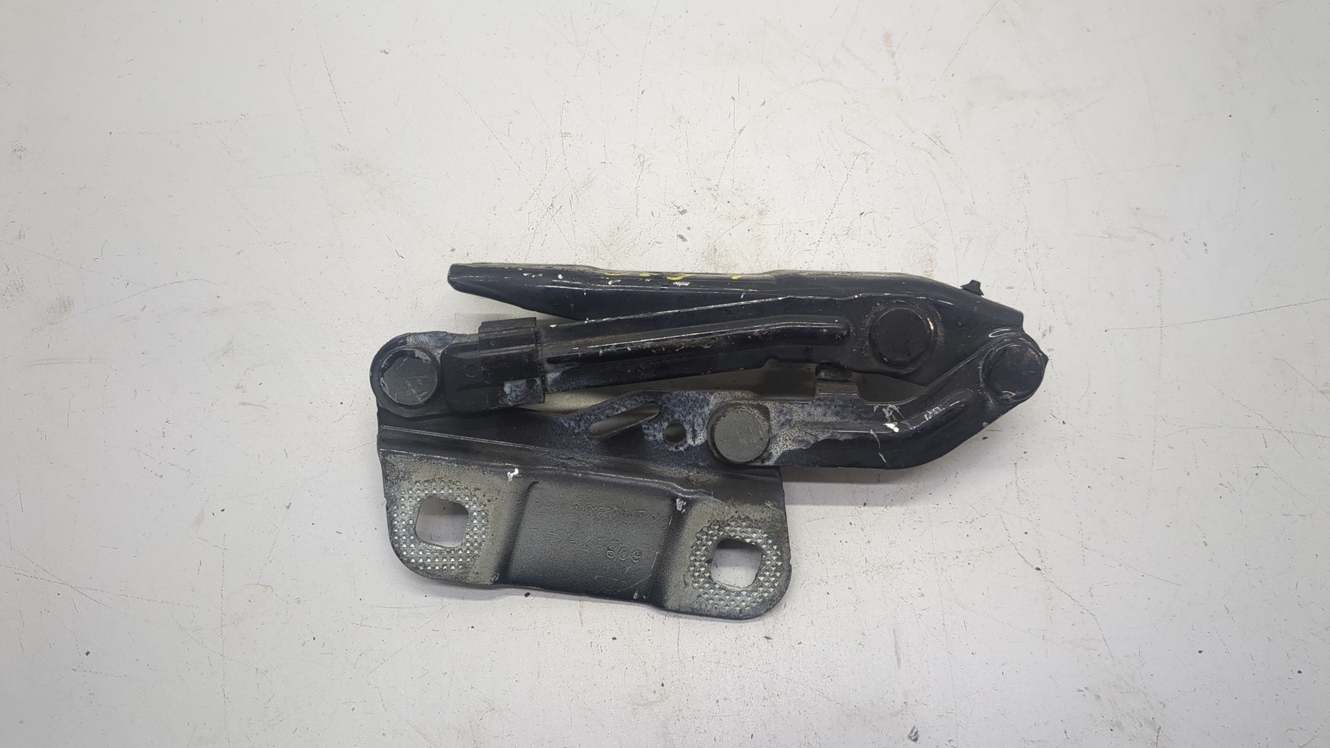 Петля капота левая