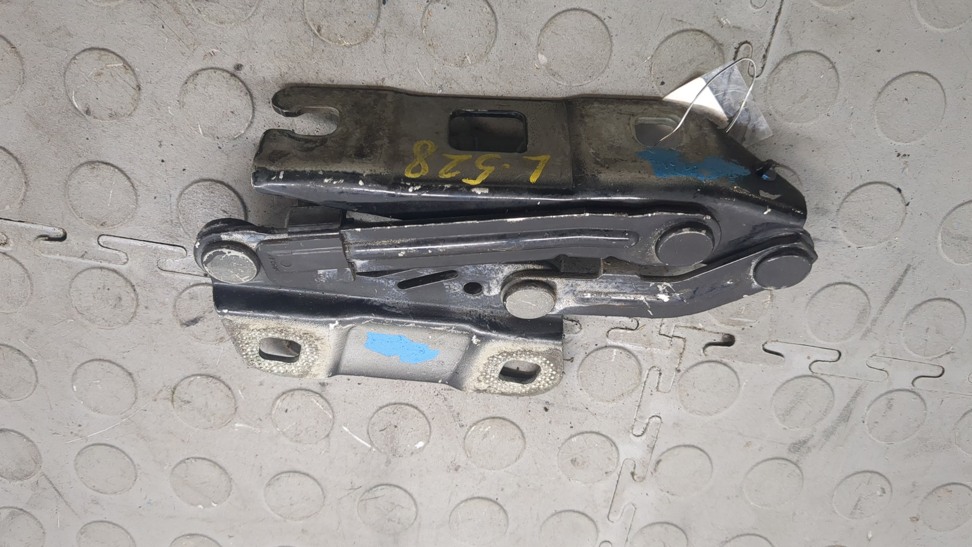 Петля капота левая