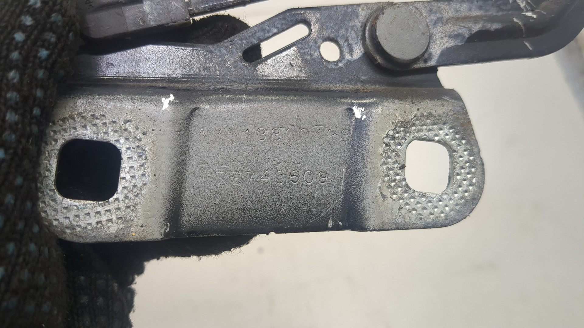 Петля капота левая