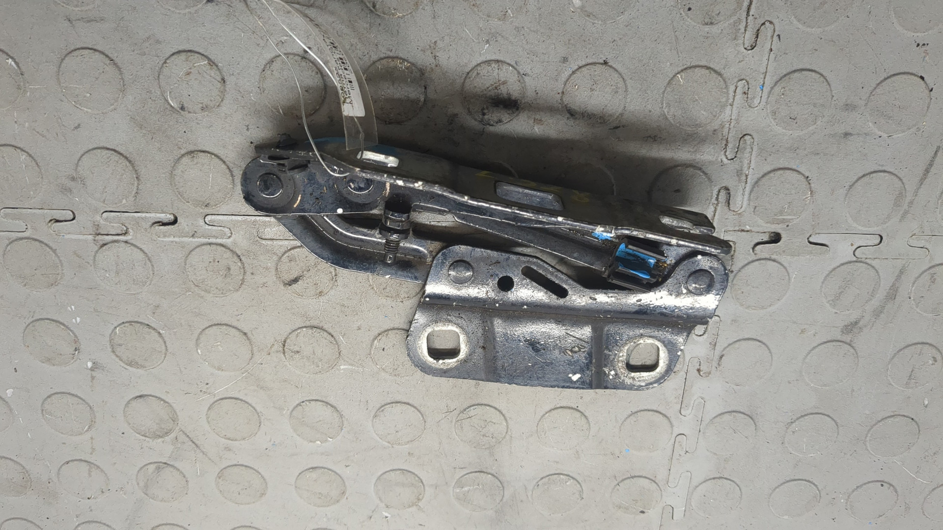 Петля капота левая