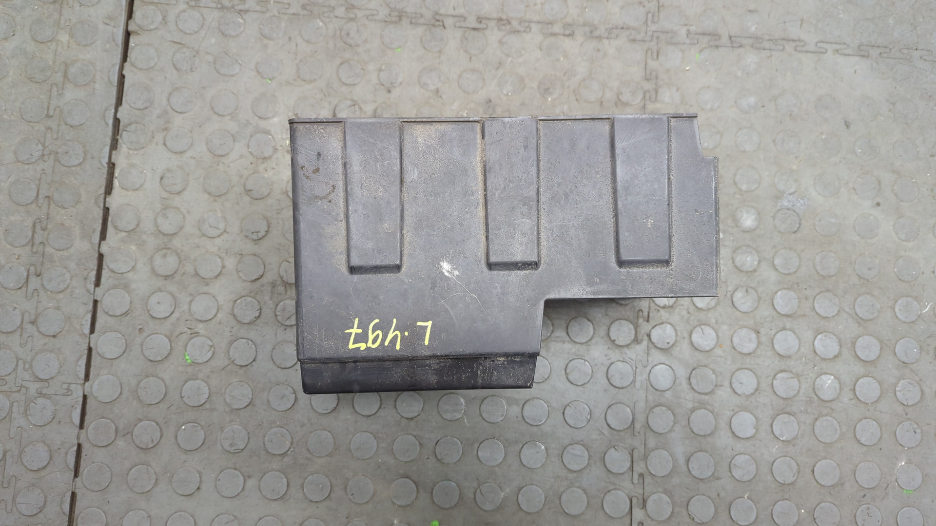 Площадка под аккумулятор (АКБ)