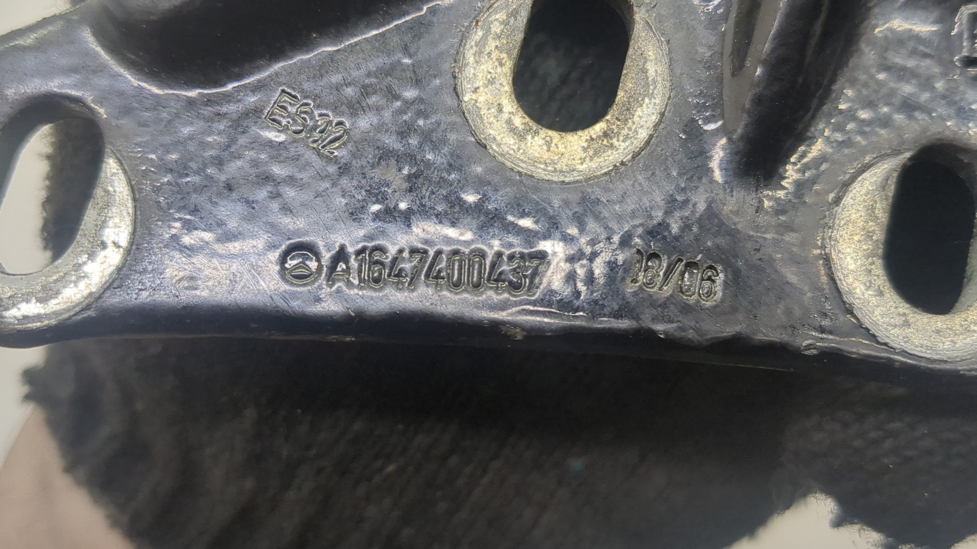 Петля крышки багажника