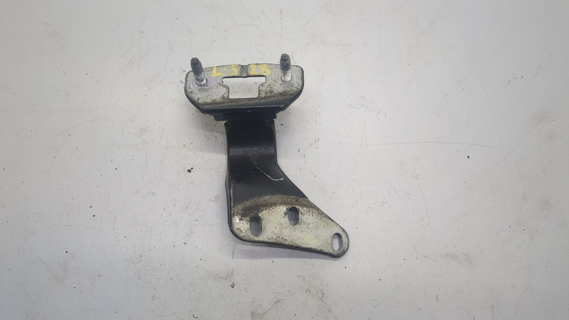 Петля крышки багажника