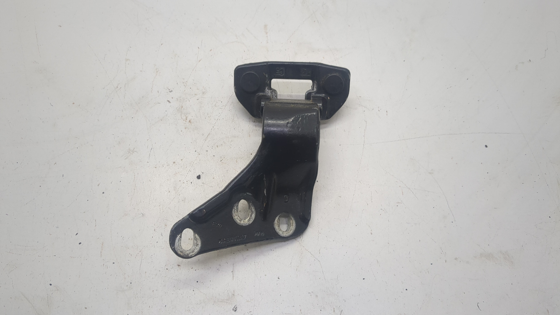 Петля крышки багажника