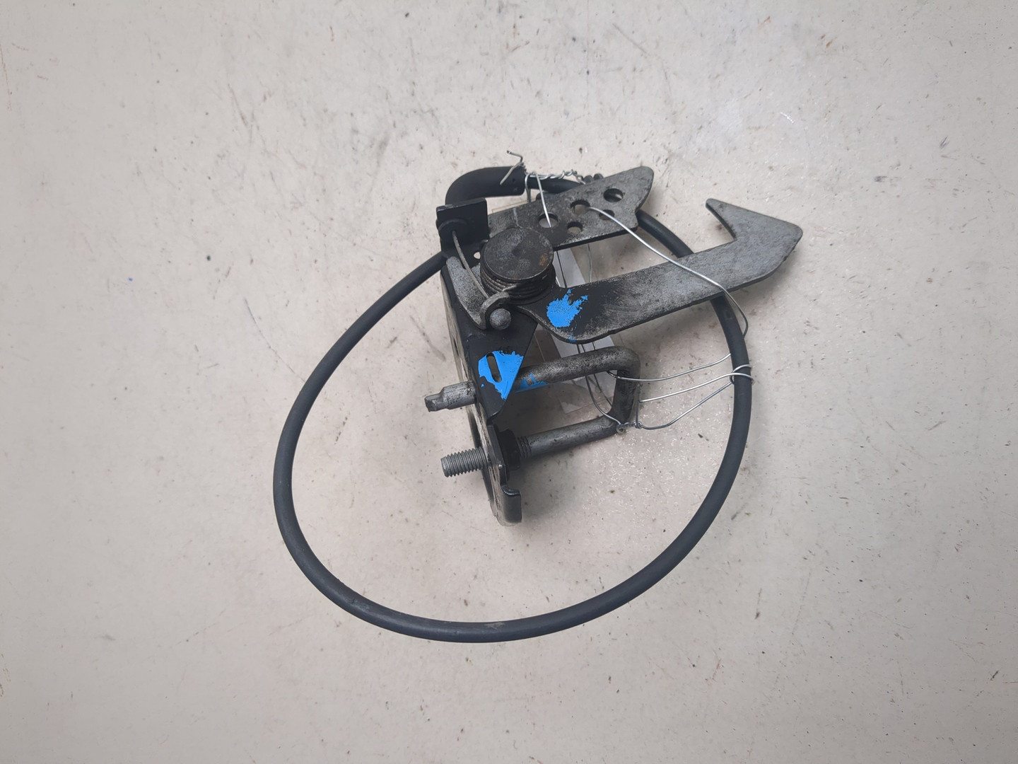 Замок капота