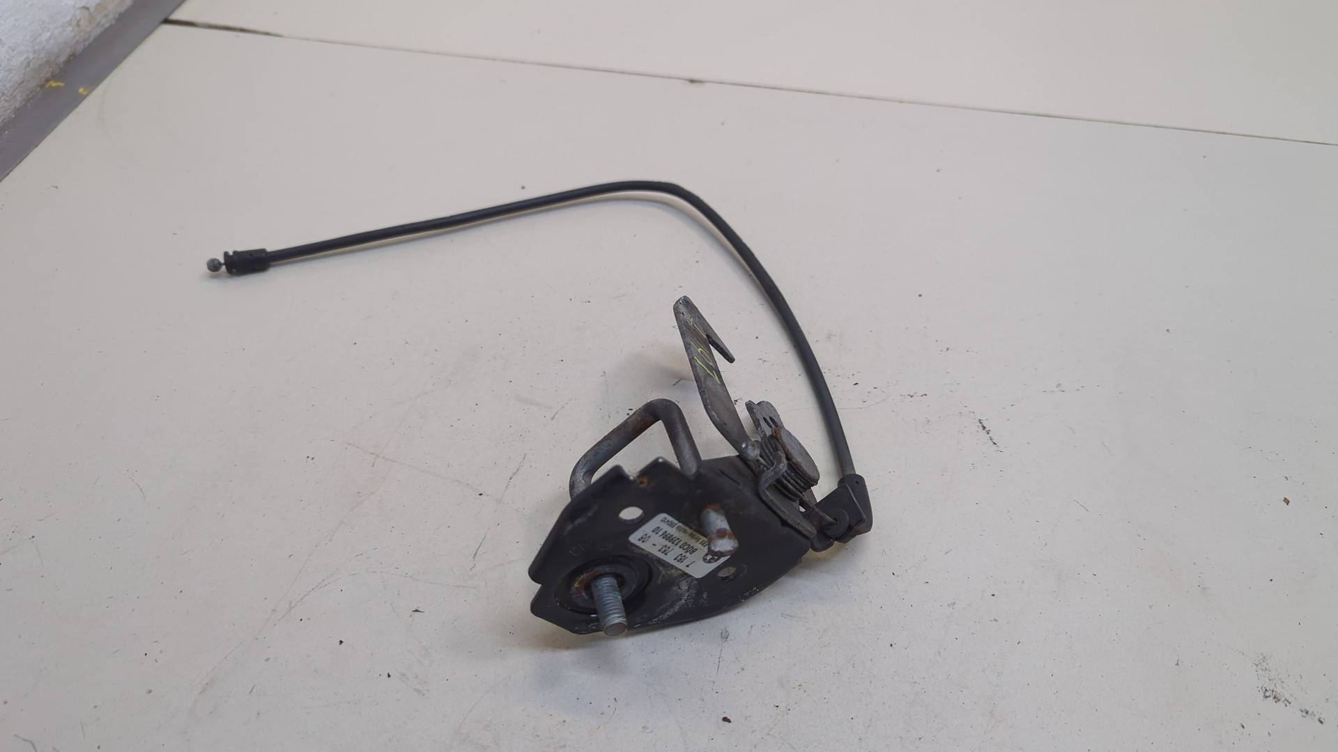 Замок капота