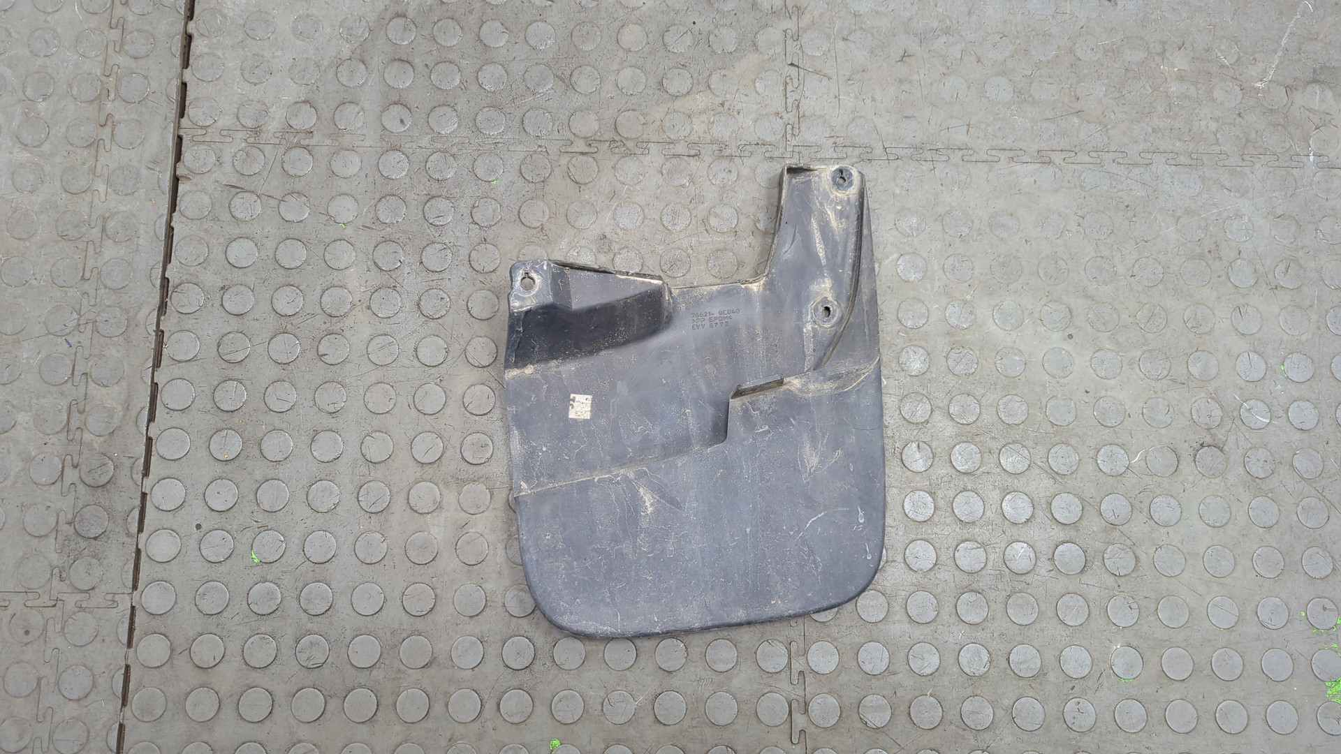 Брызговик передний правый