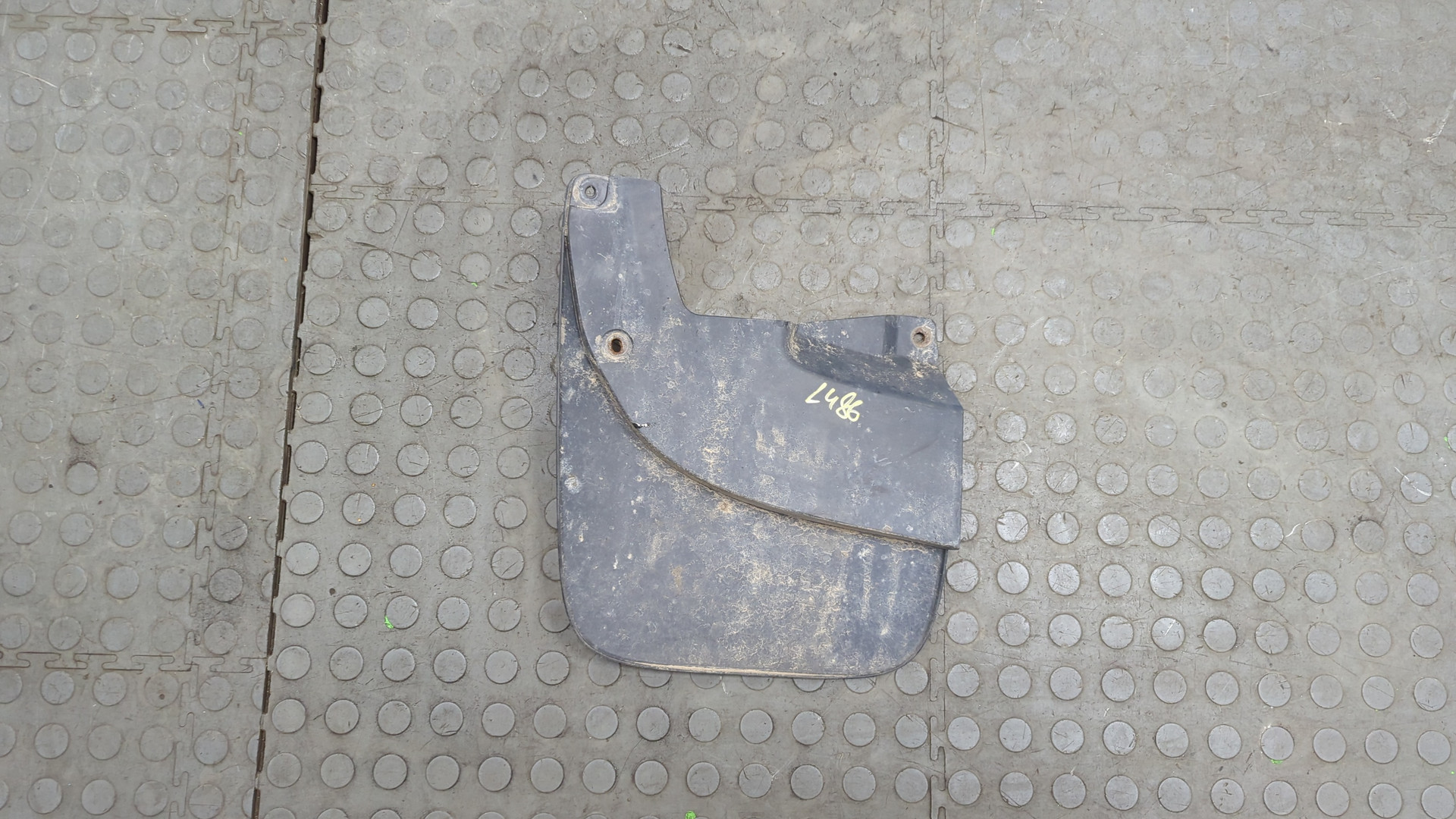 Брызговик передний правый