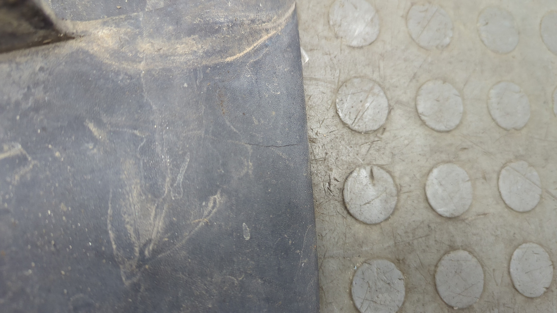 Брызговик передний правый