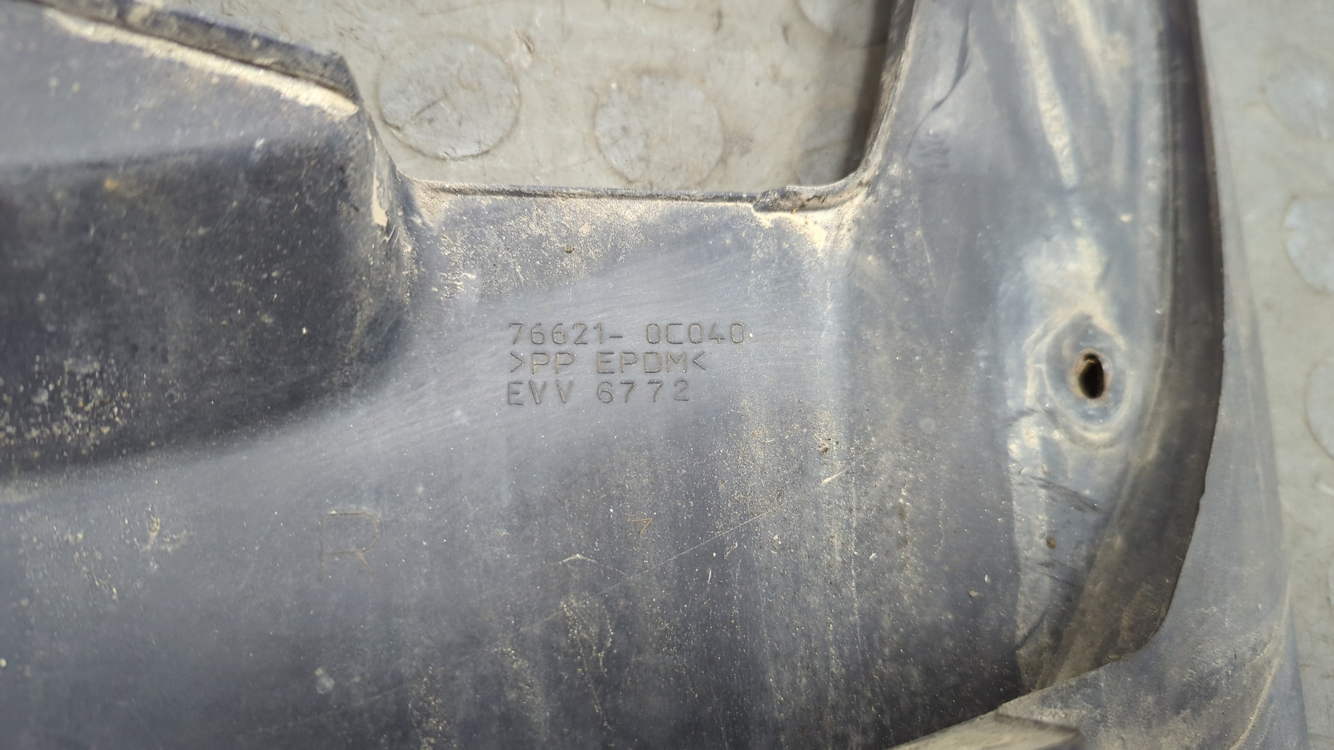 Брызговик передний правый