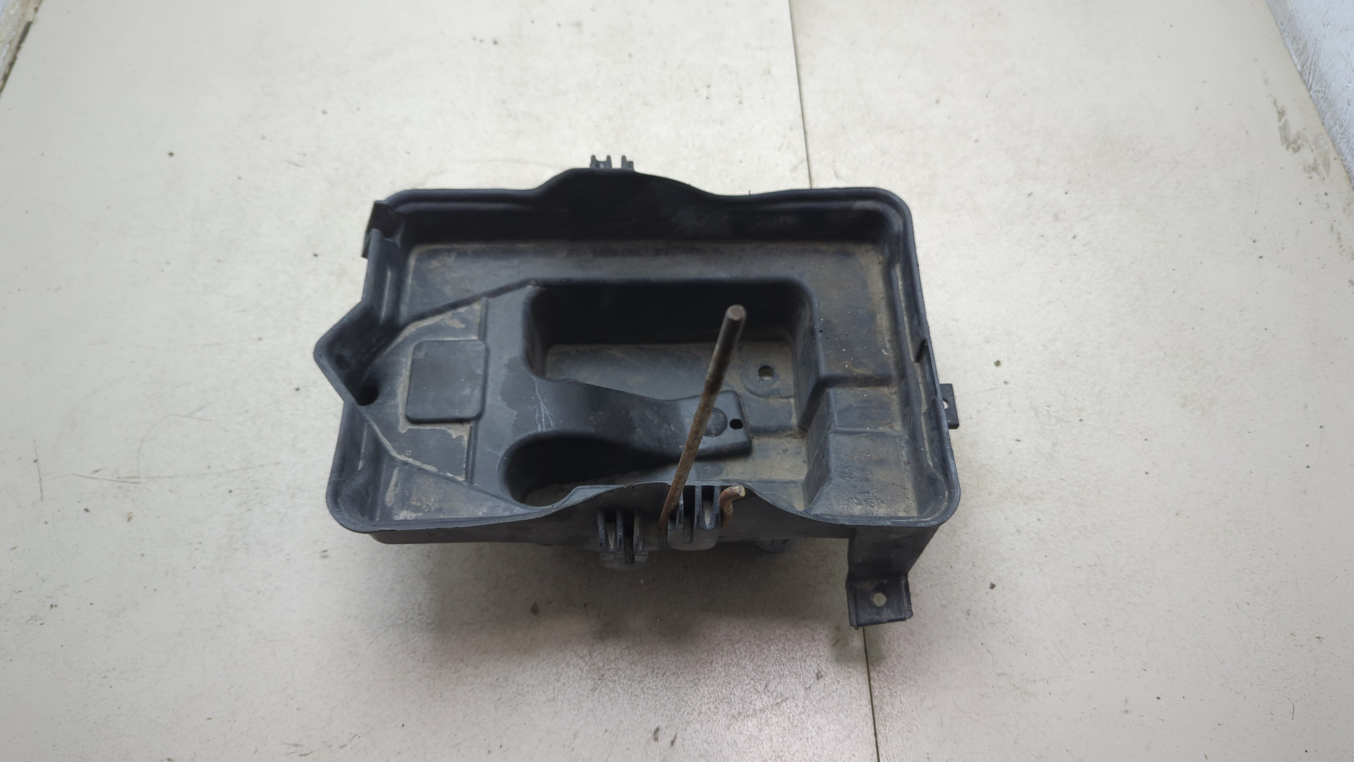 Площадка под аккумулятор (АКБ)