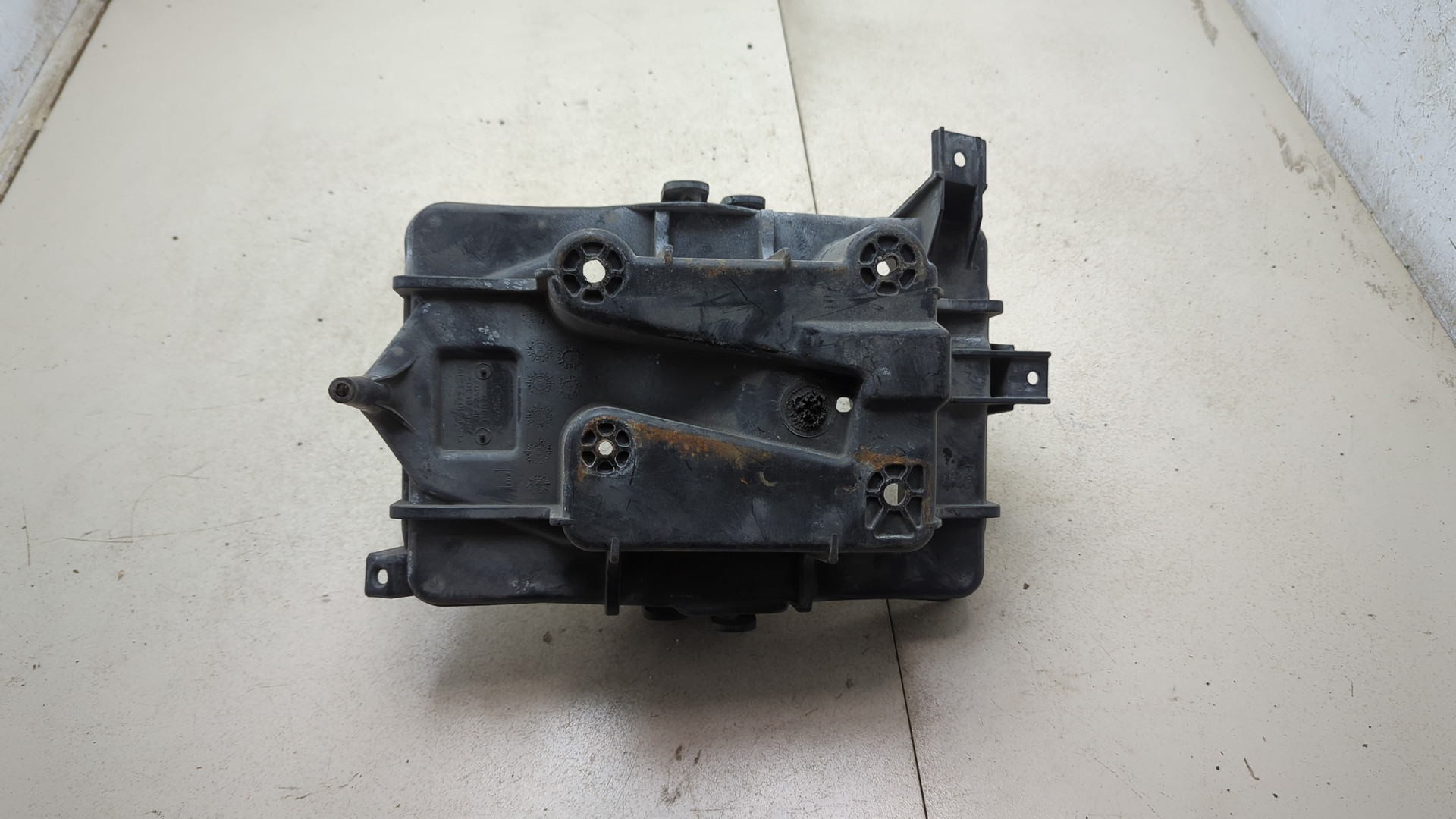 Площадка под аккумулятор (АКБ)