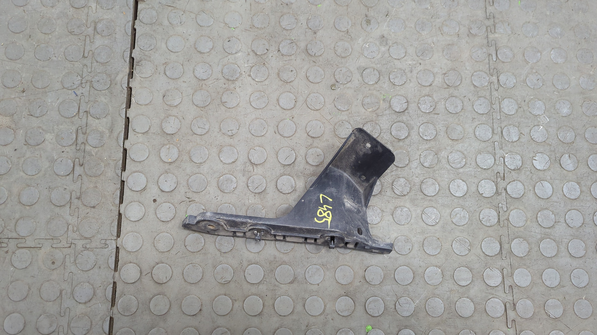 Кронштейн переднего бампера правый