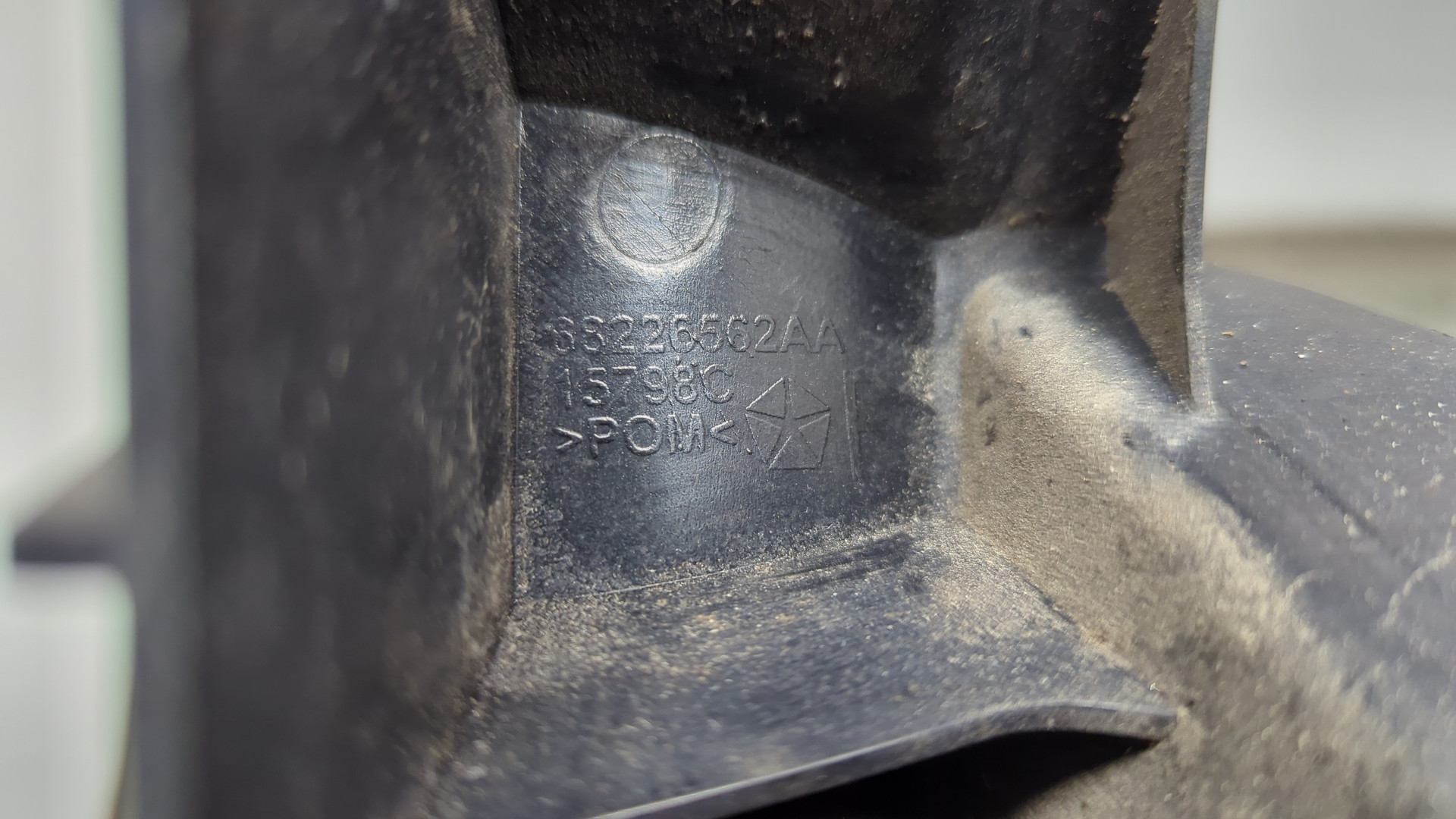 Кронштейн заднего бампера правый