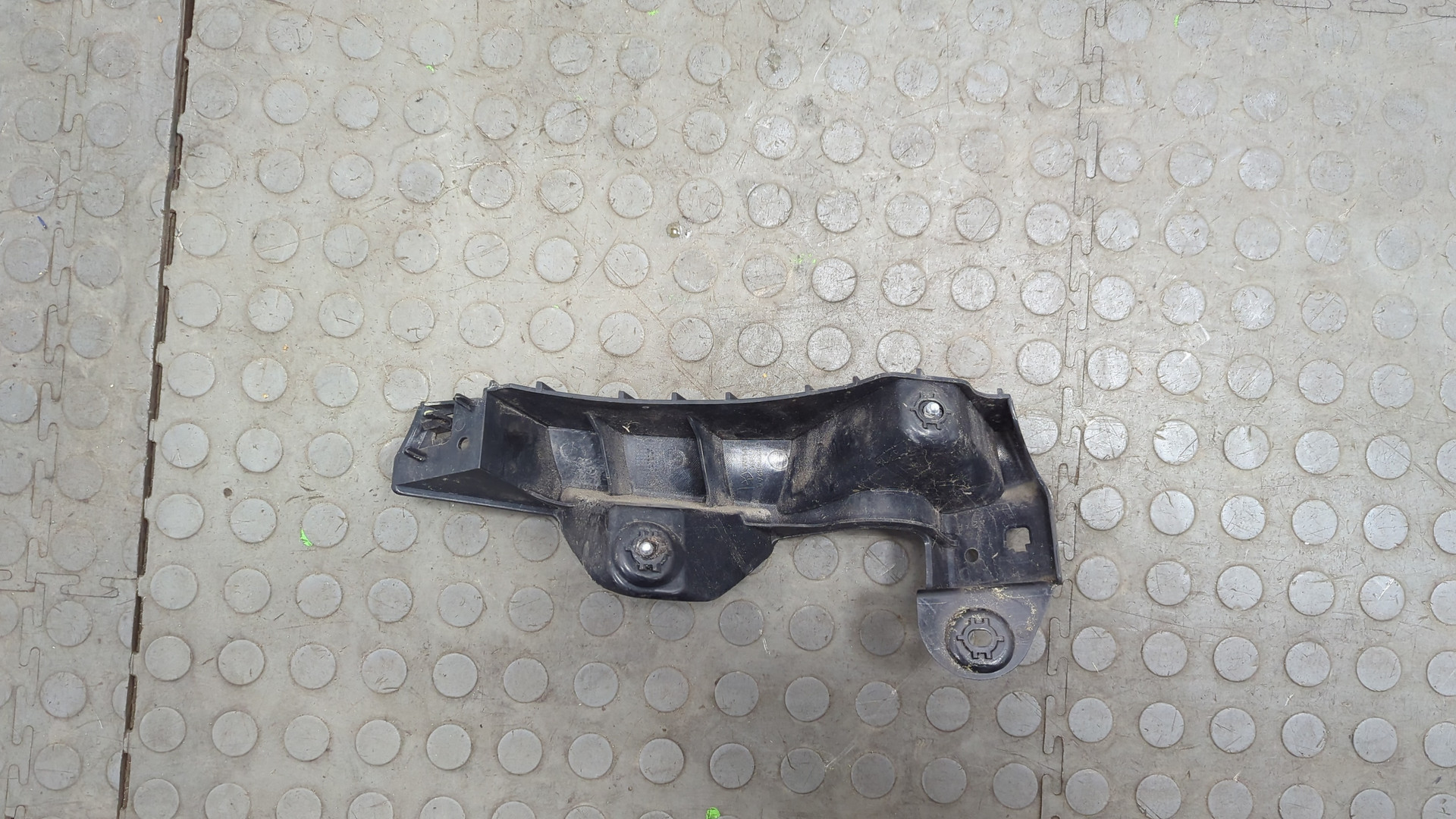 Кронштейн заднего бампера правый