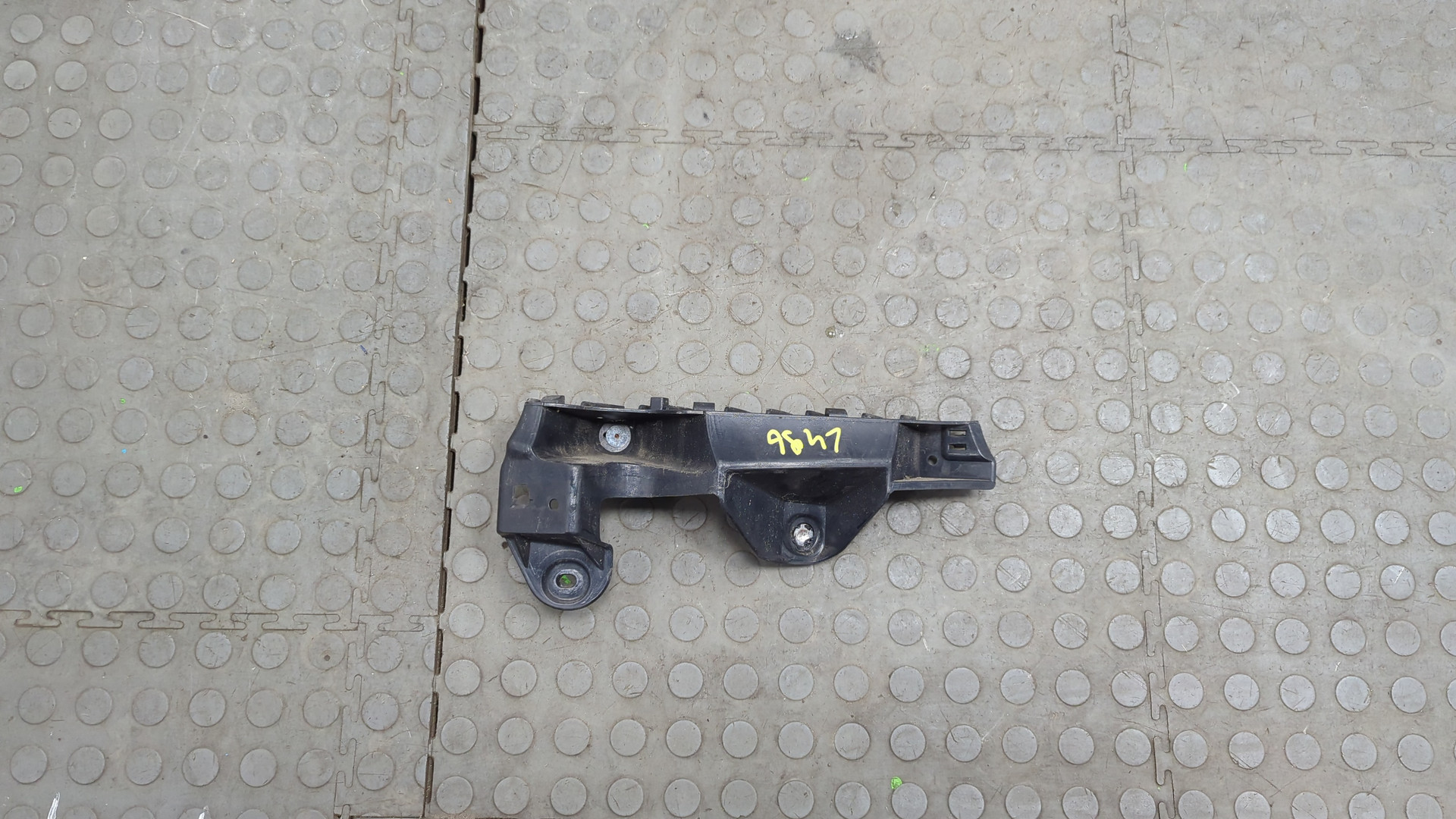 Кронштейн заднего бампера правый