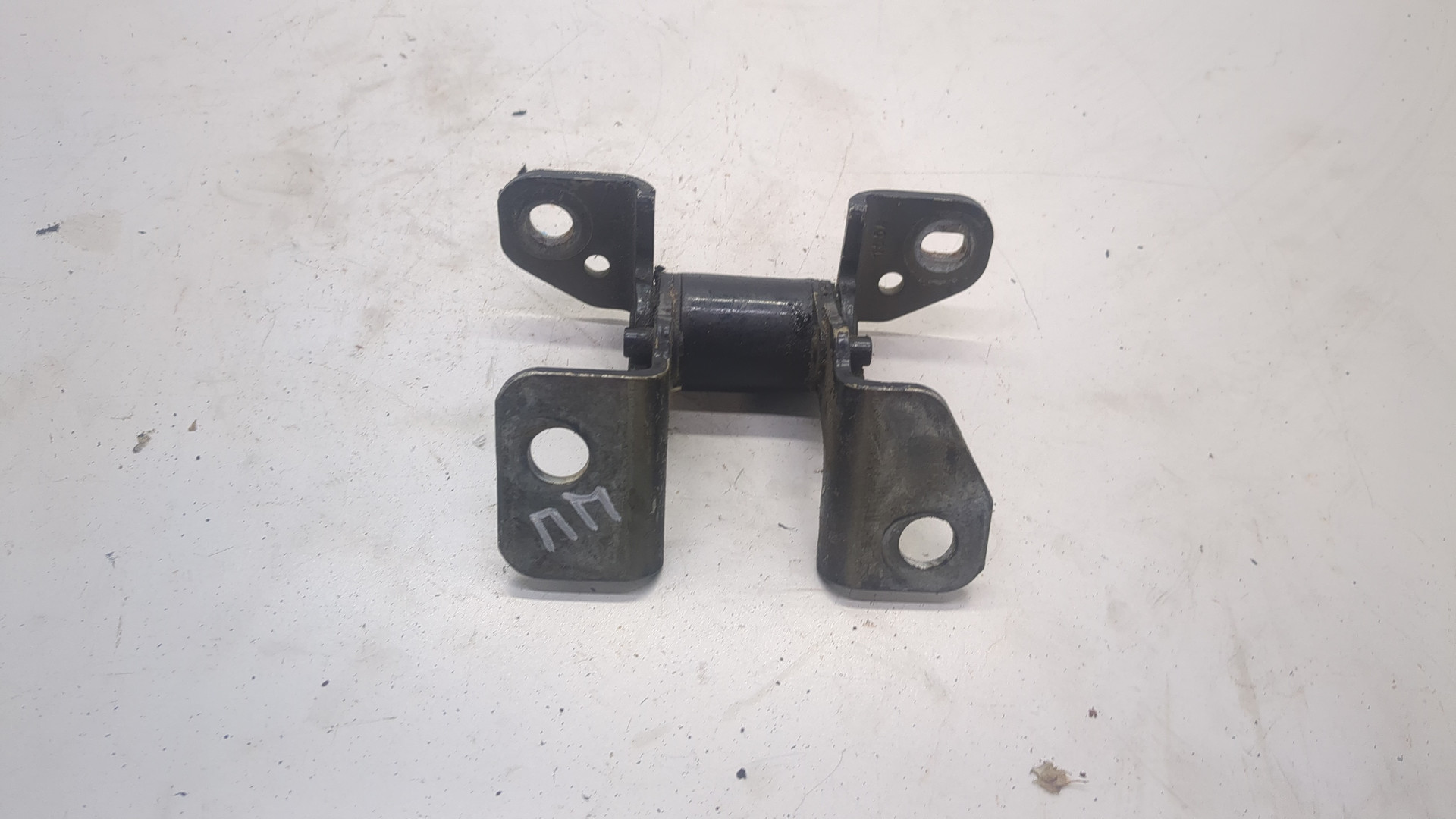 Петля двери