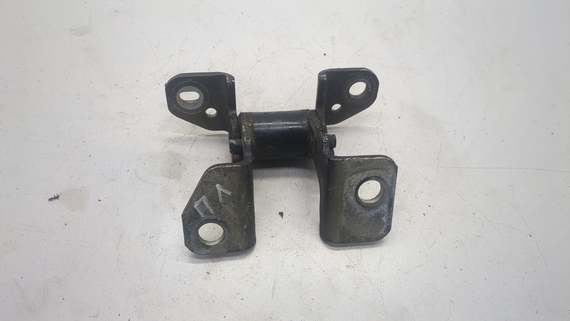 Петля двери