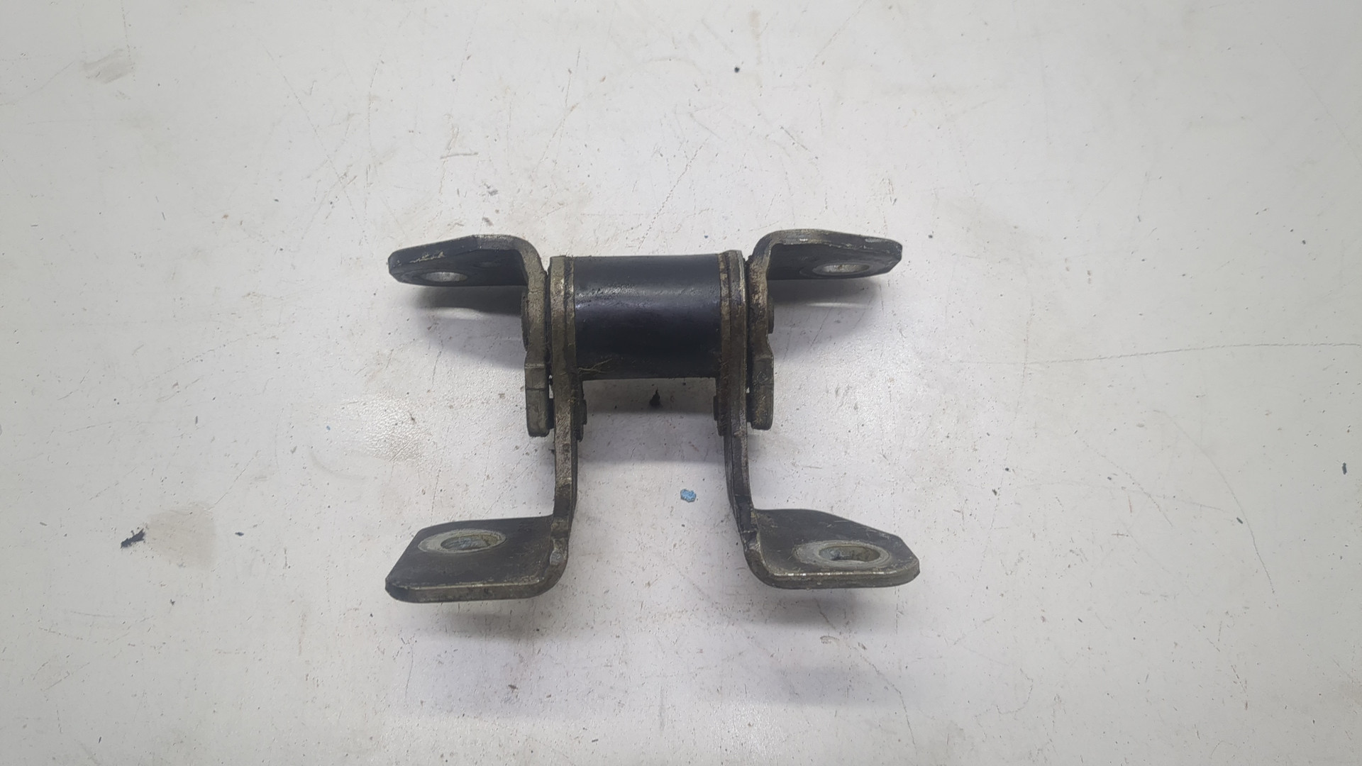 Петля двери