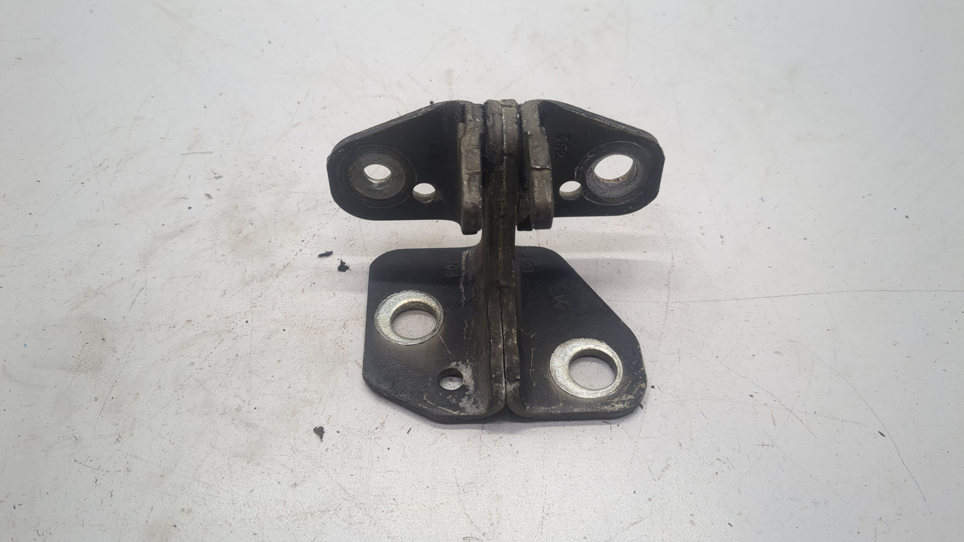 Петля двери