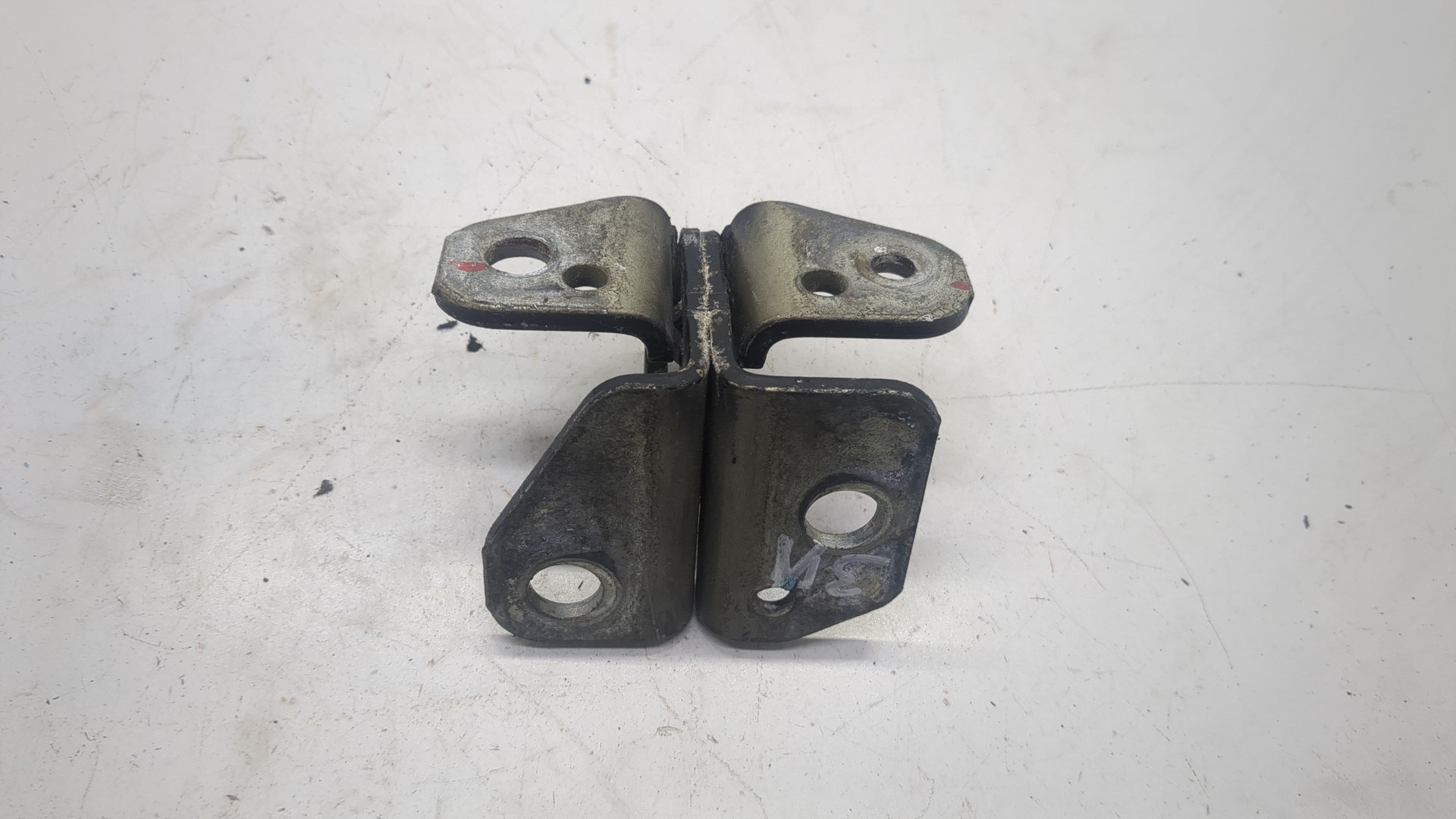 Петля двери