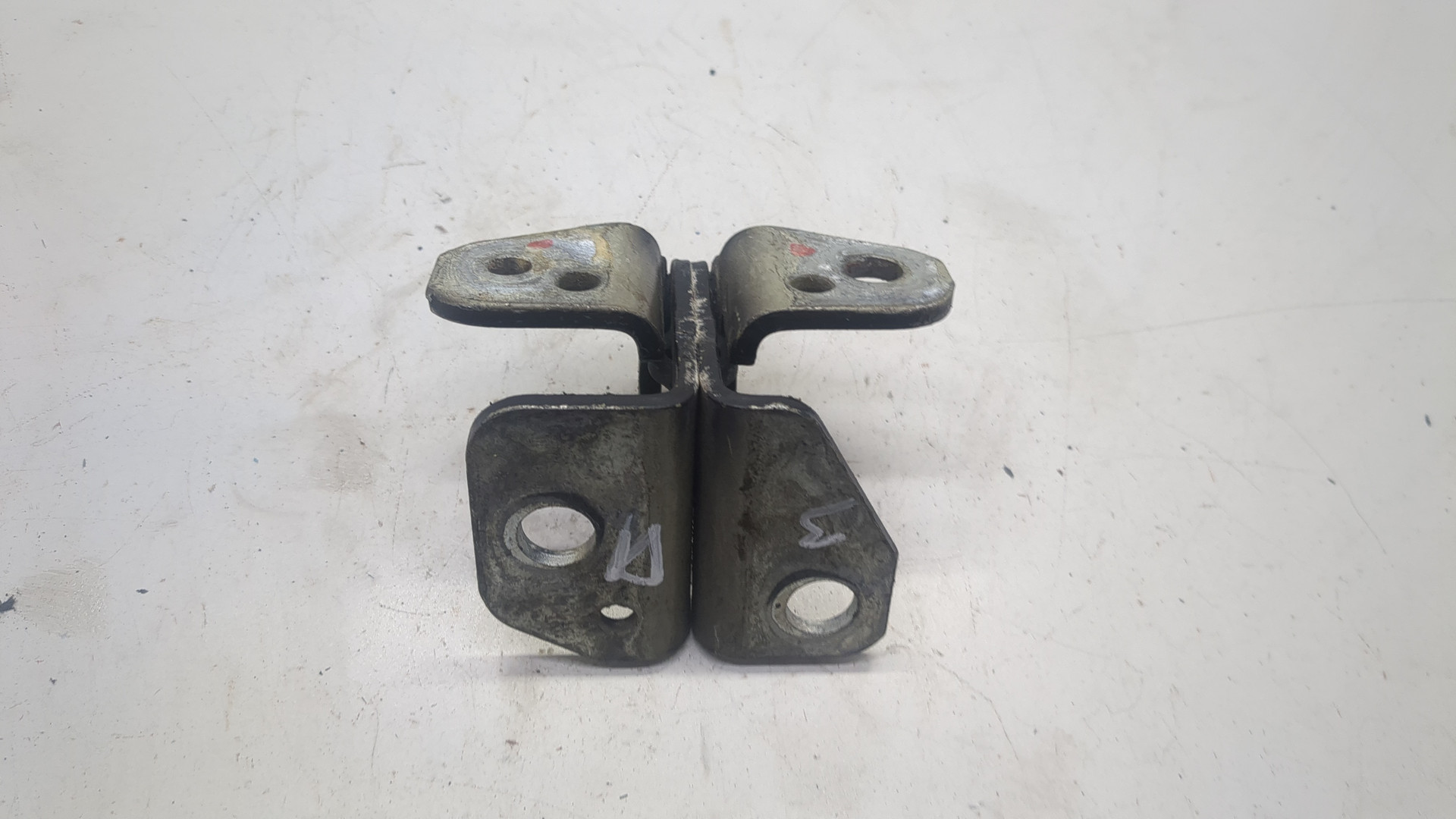 Петля двери