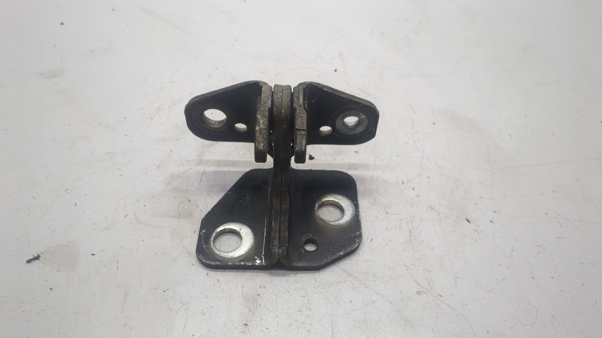 Петля двери