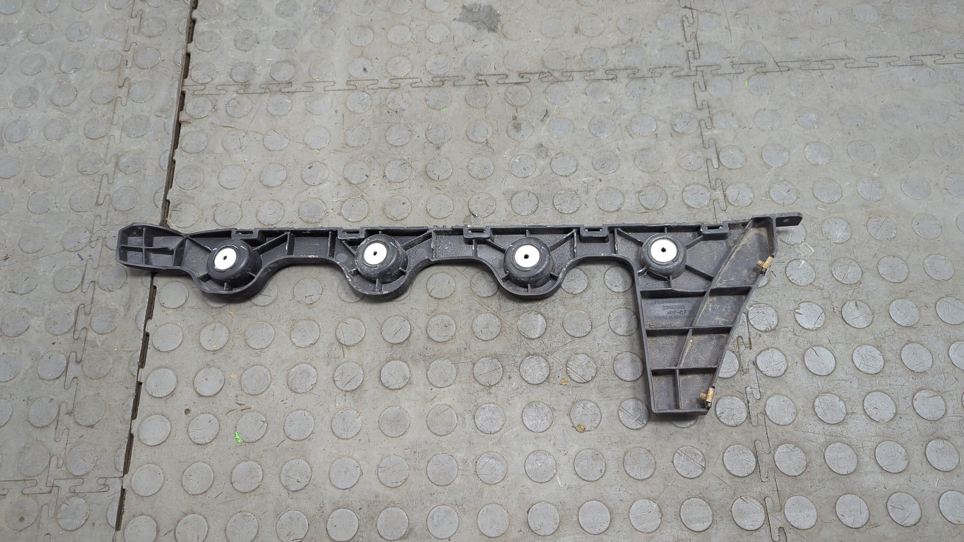 Кронштейн заднего бампера левый