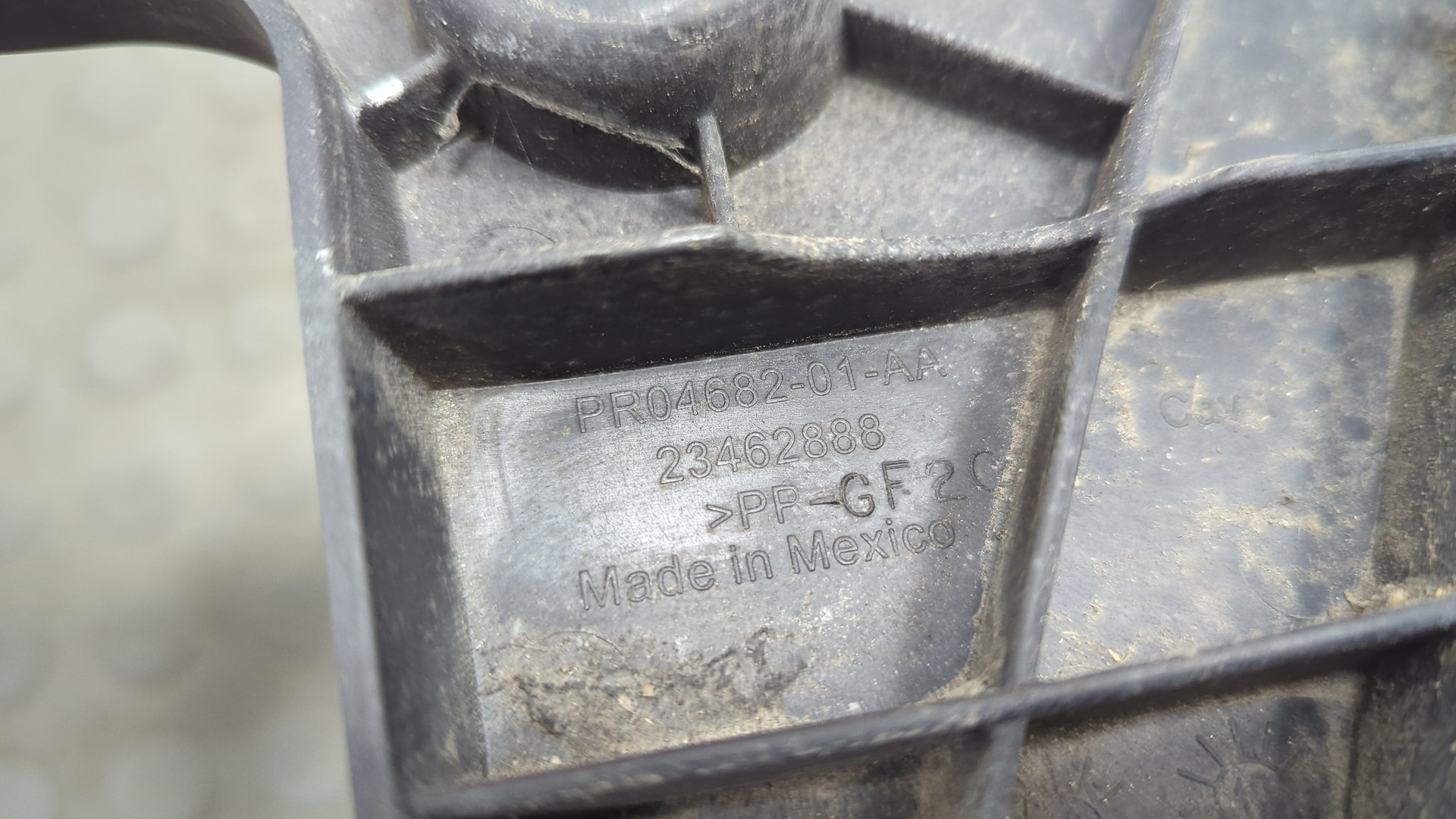 Кронштейн заднего бампера левый