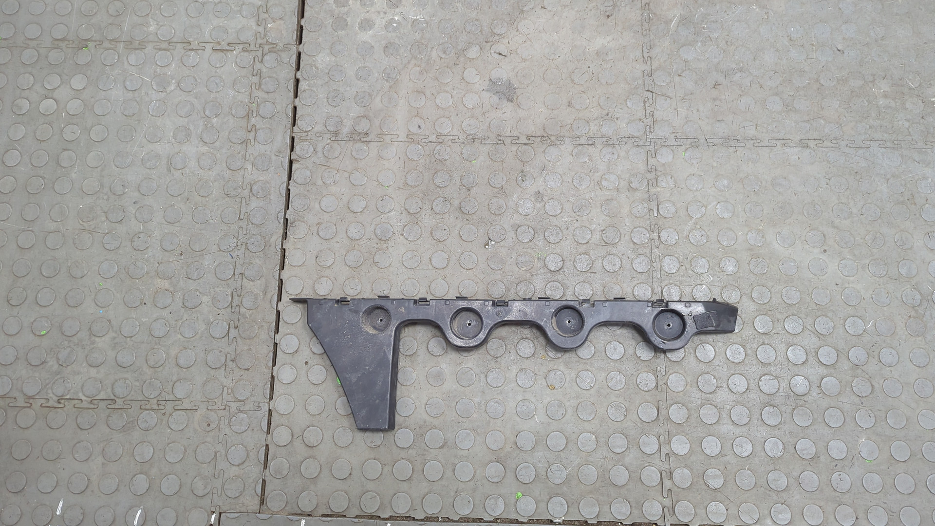 Кронштейн заднего бампера левый